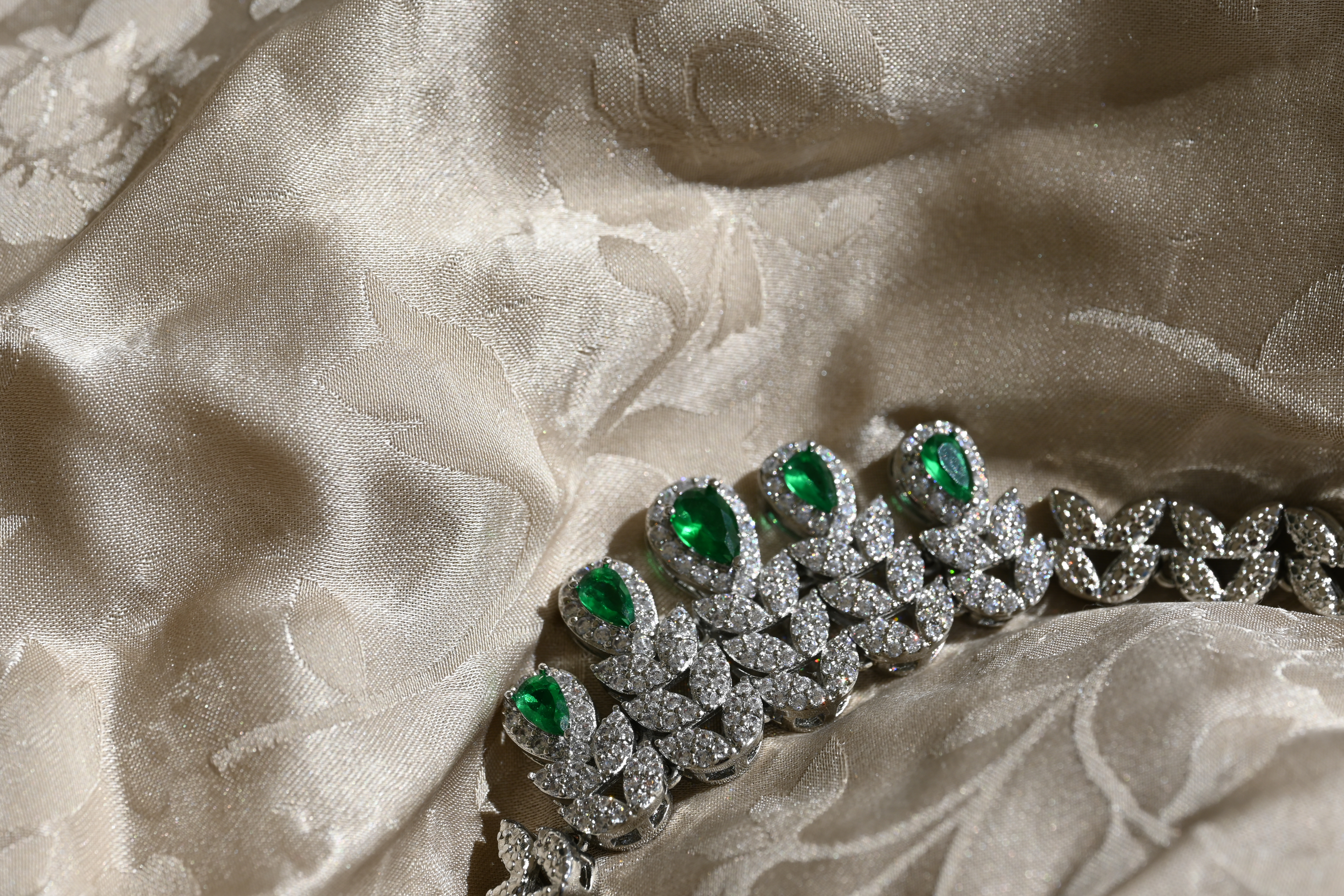 Set of luxury jewels with green zircons