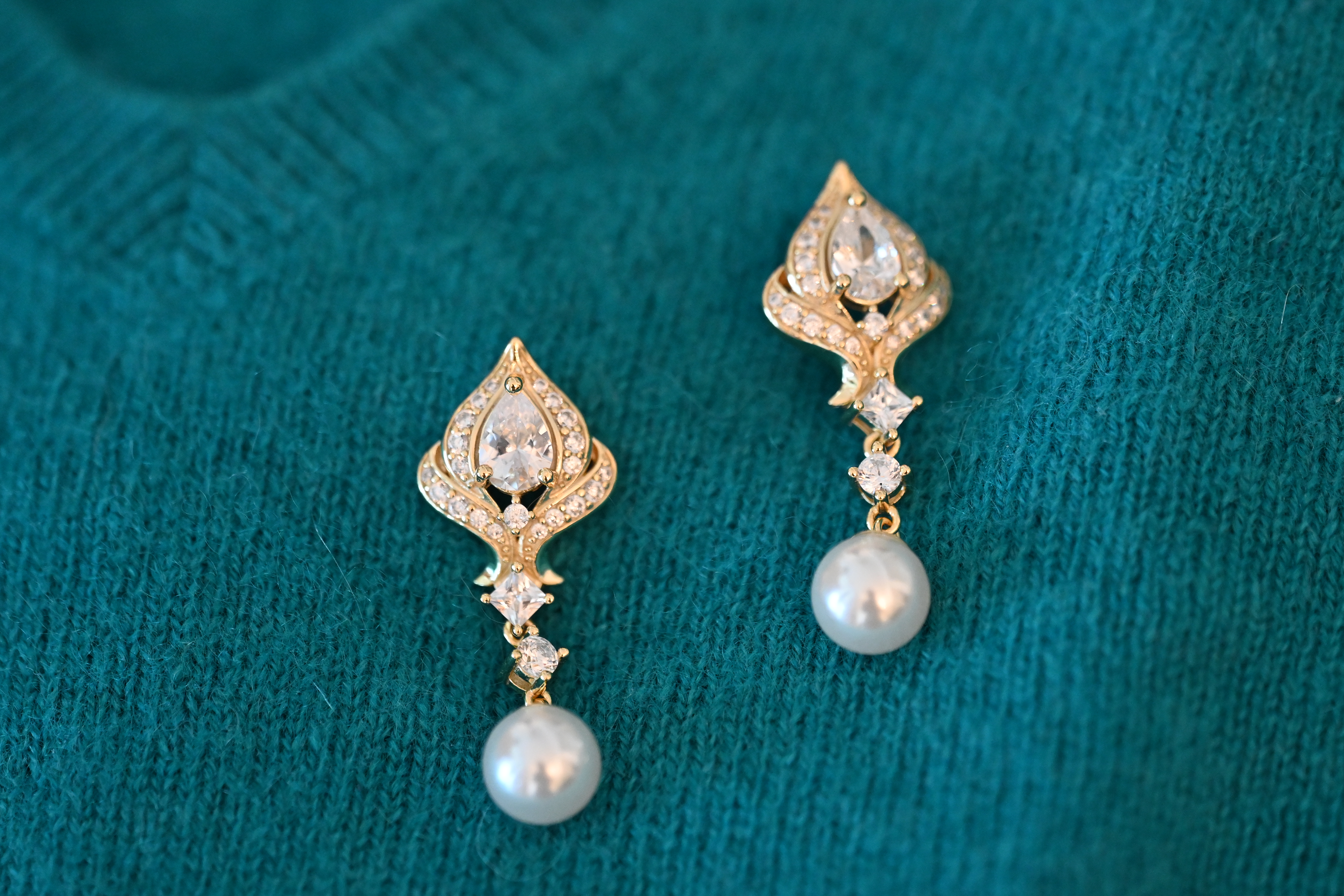 Pendientes de plata dorado con perlas y circonio