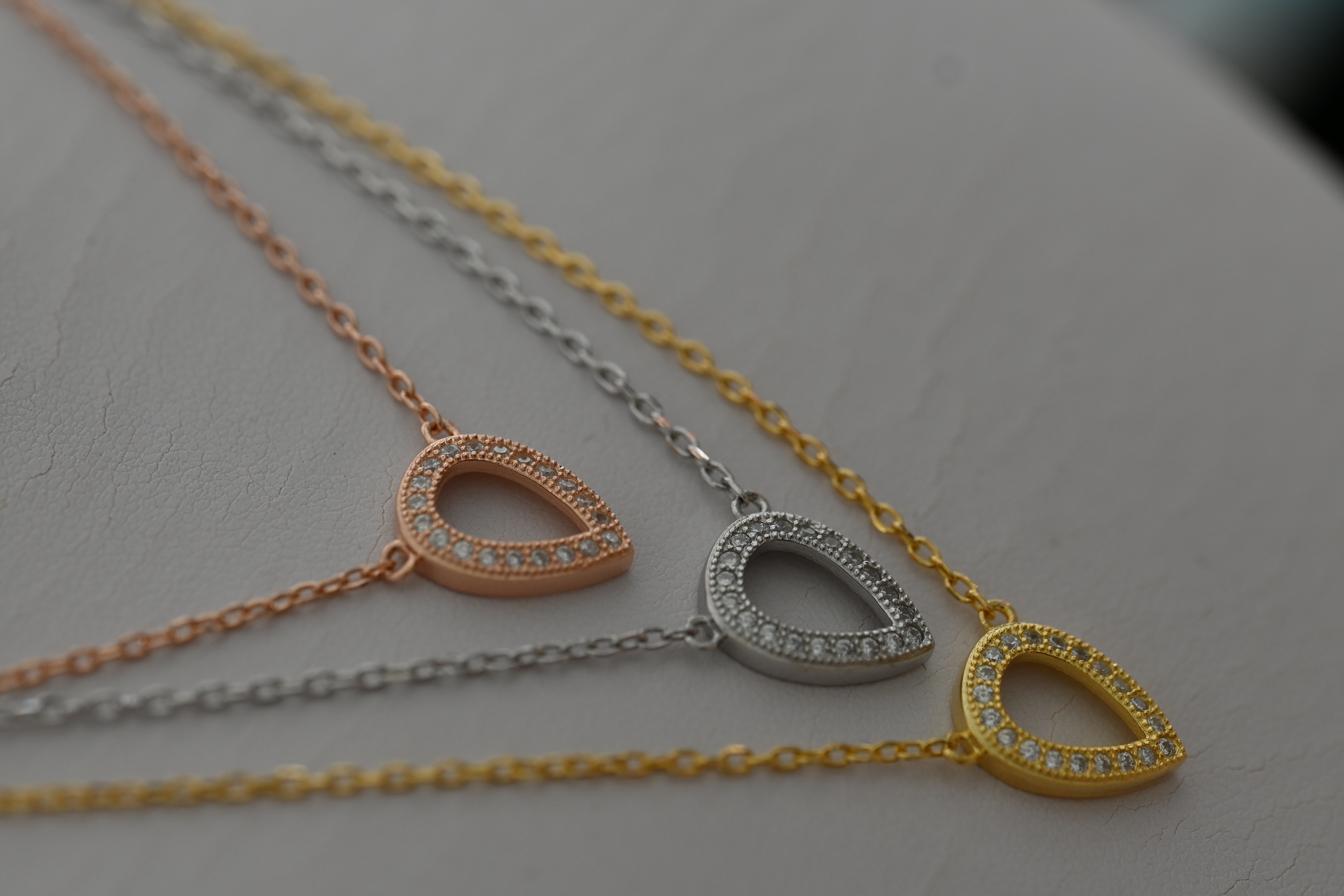 Triple row silver necklace with 3 colors and a drop motif