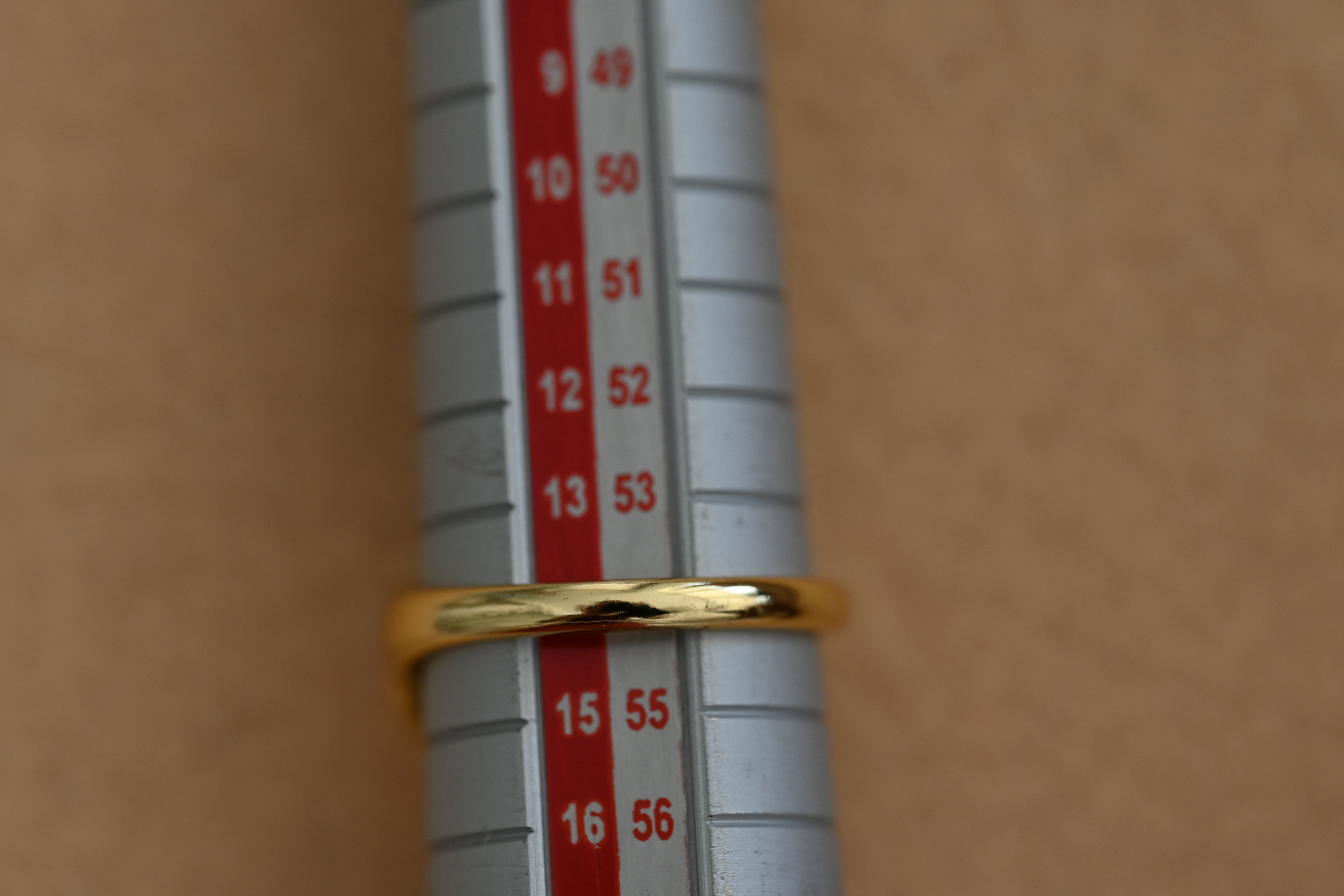 Anillo dorado elegante