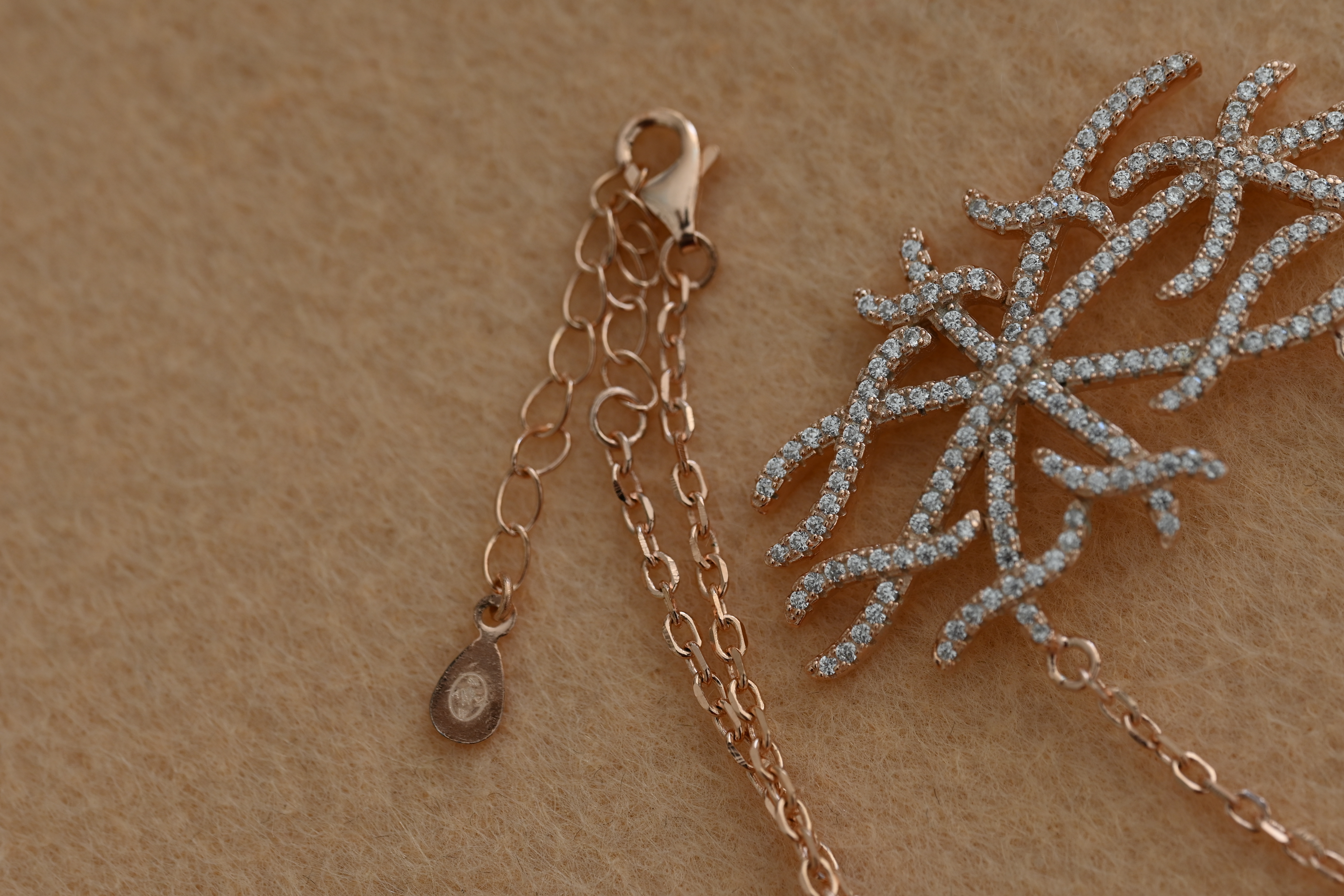 Collar de plata chapado de oro roso motivo coral