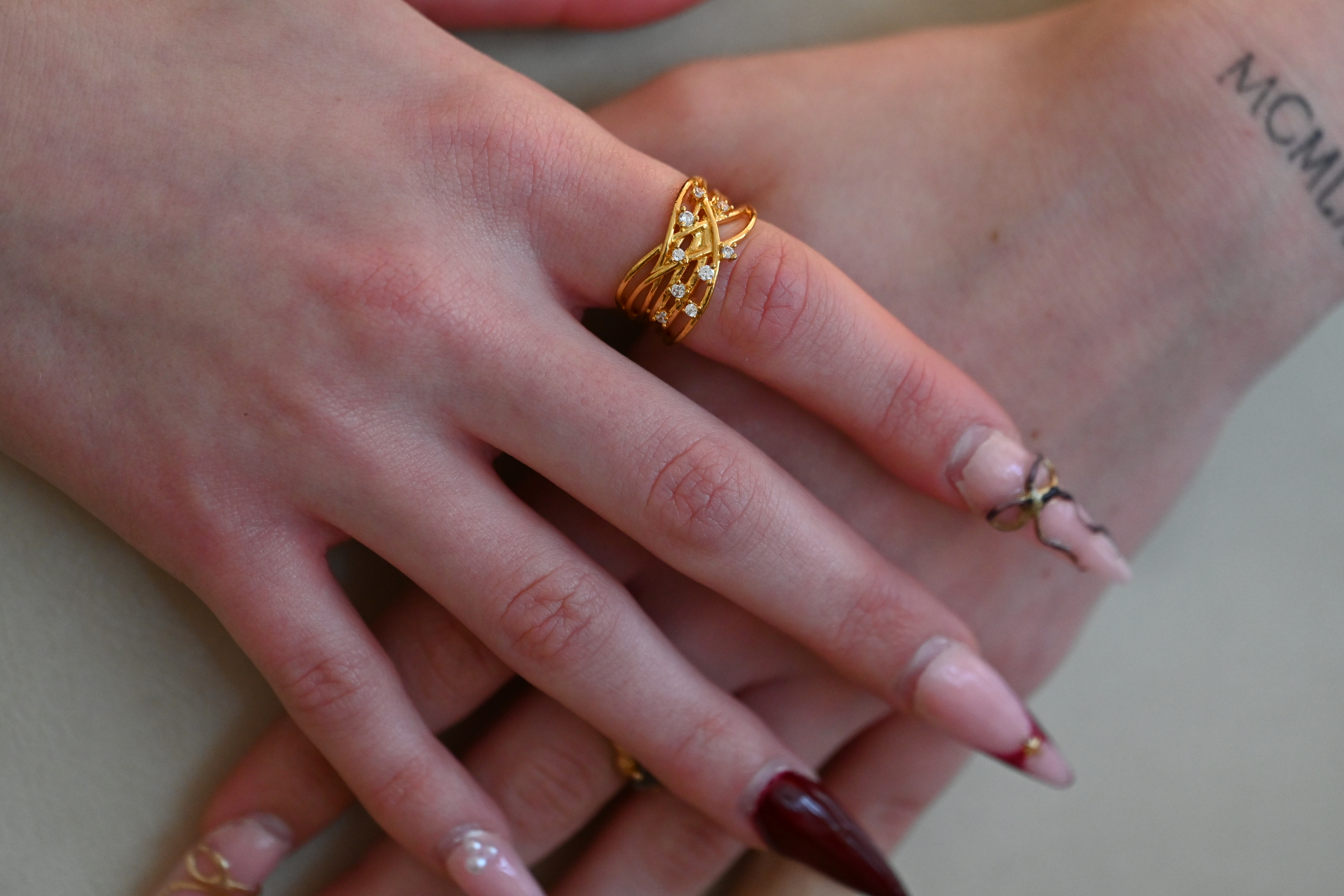 Anillo Entrelazado con Zirconias