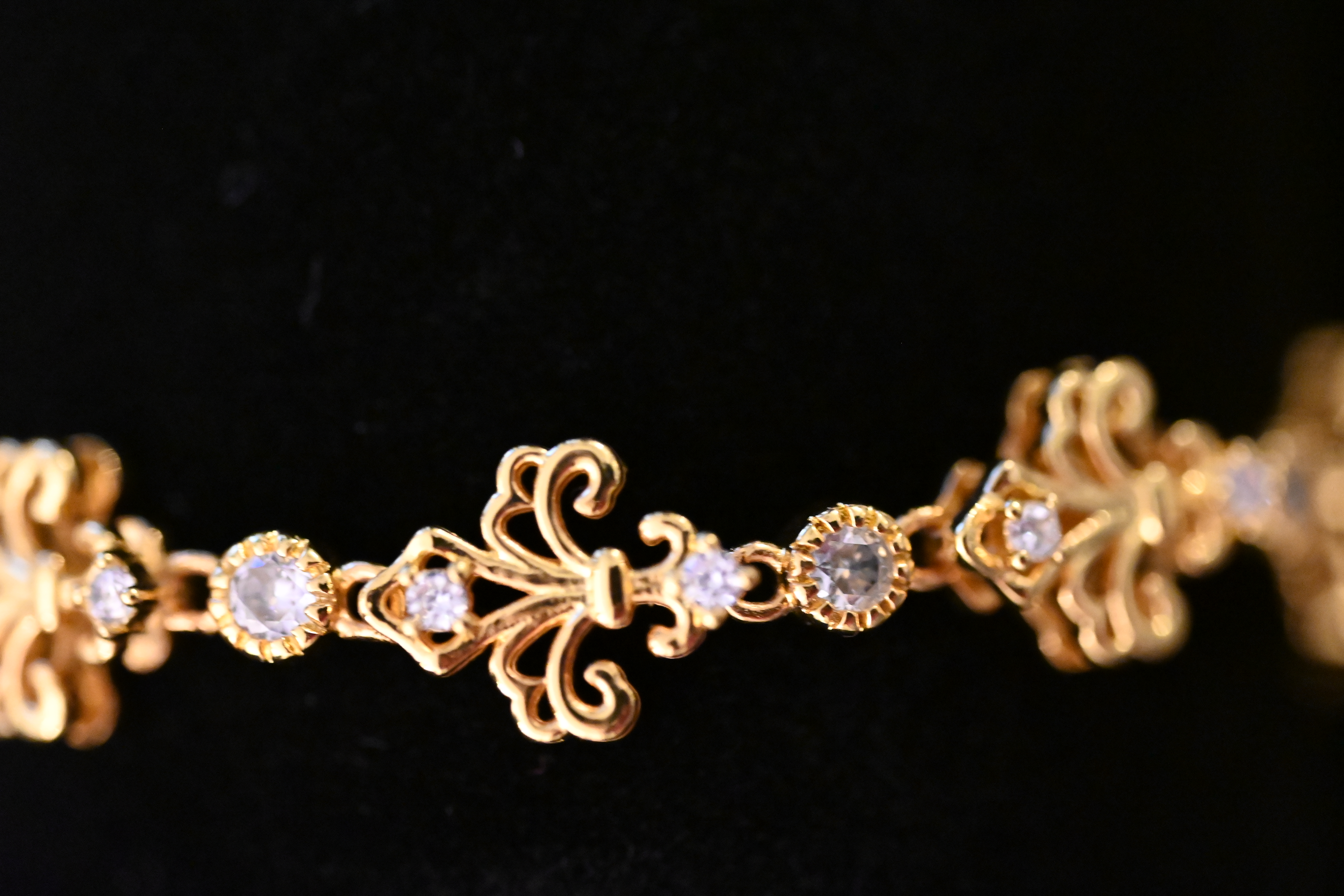 Pulsera dorada con circonitas estilo flor de lis