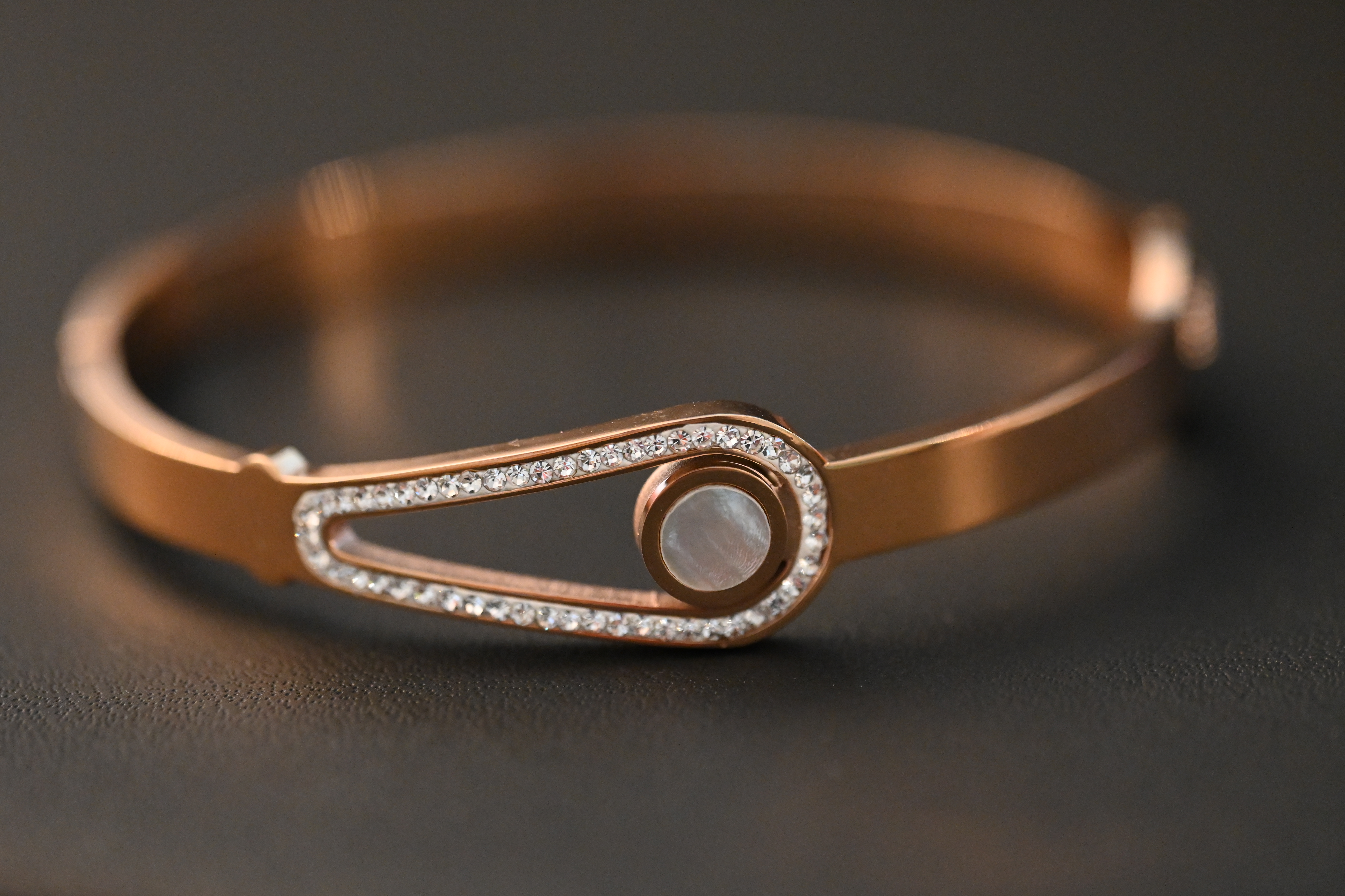 Pulsera de color rosa con circonitas