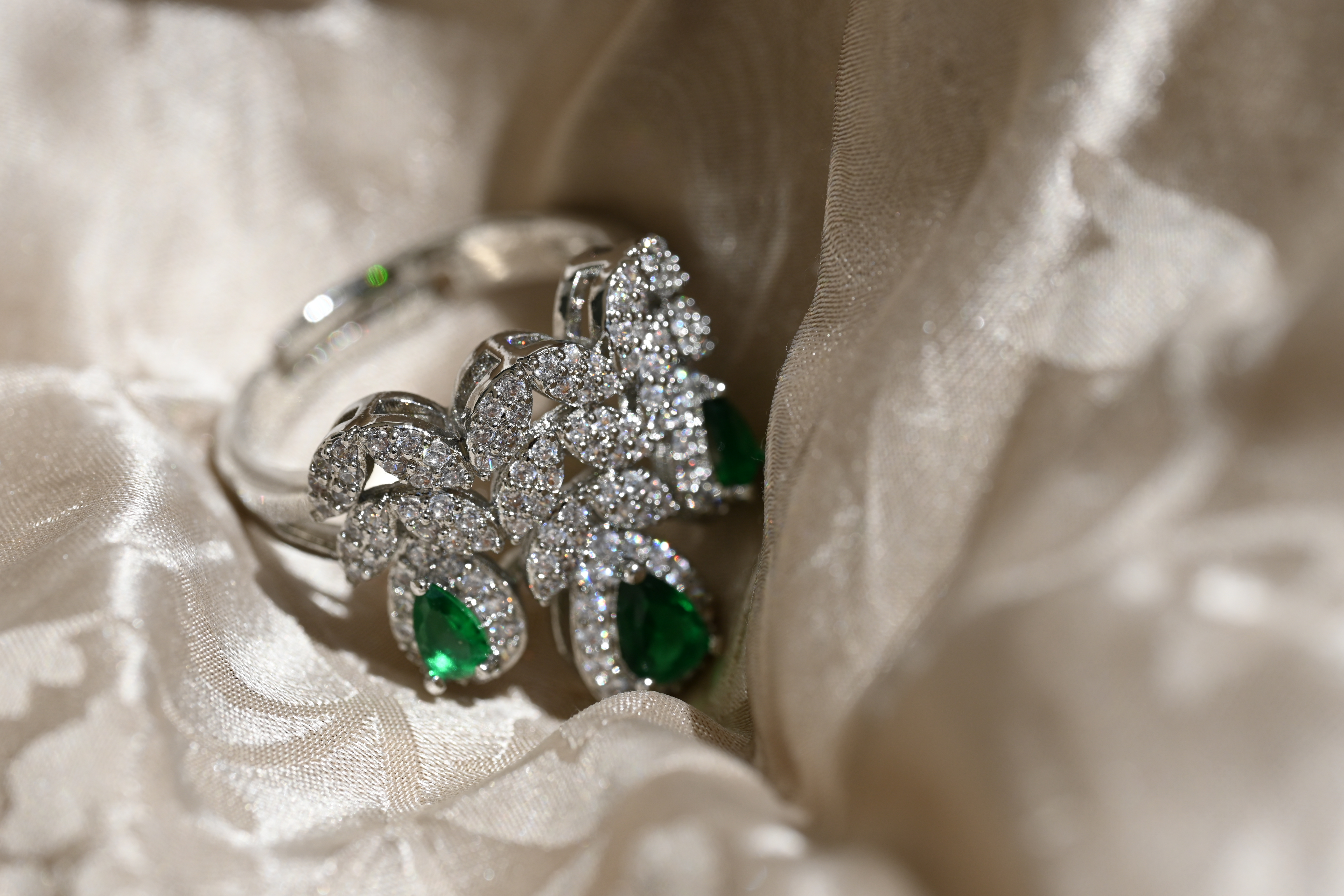 Set of luxury jewels with green zircons