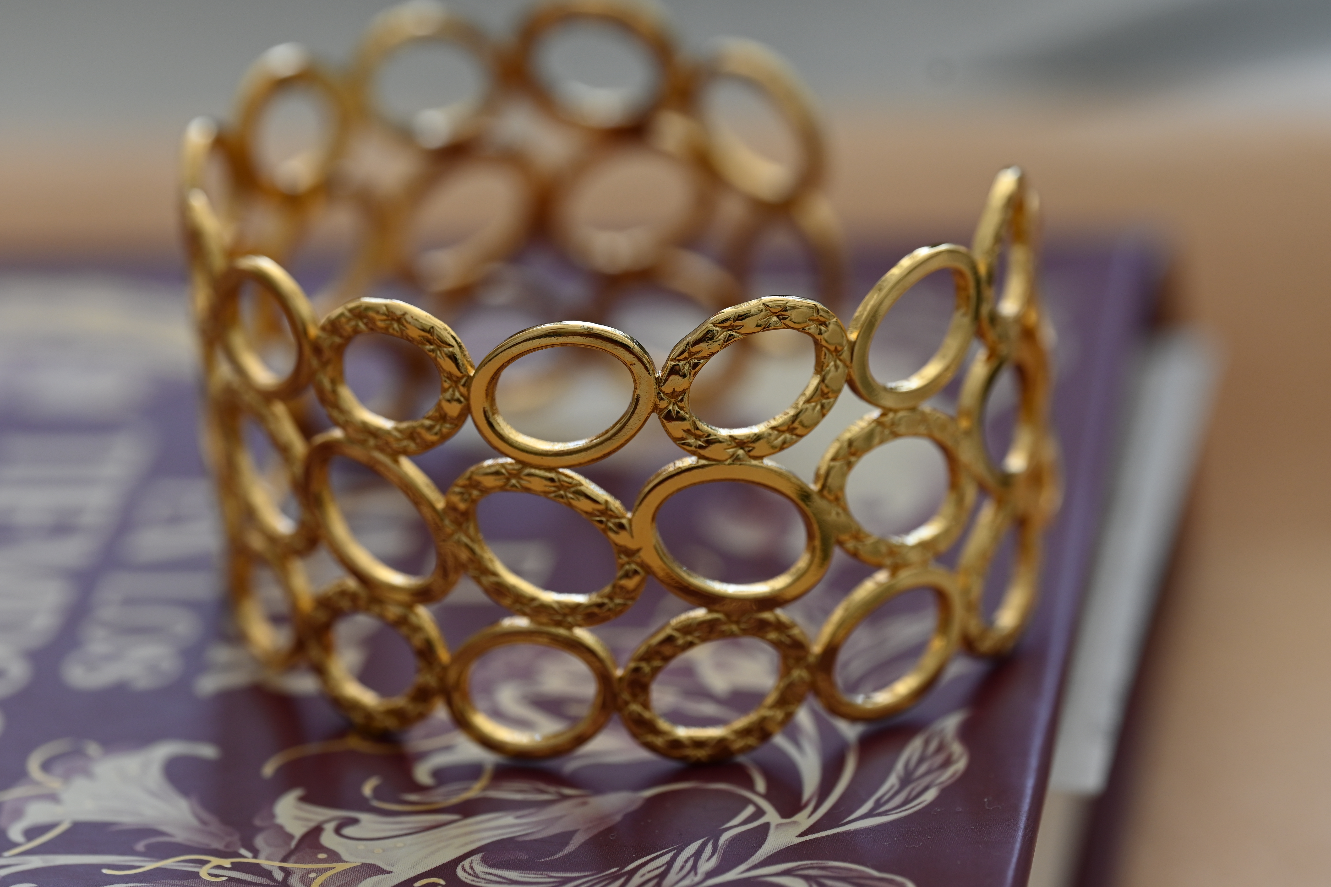 Pulsera dorada de círculos