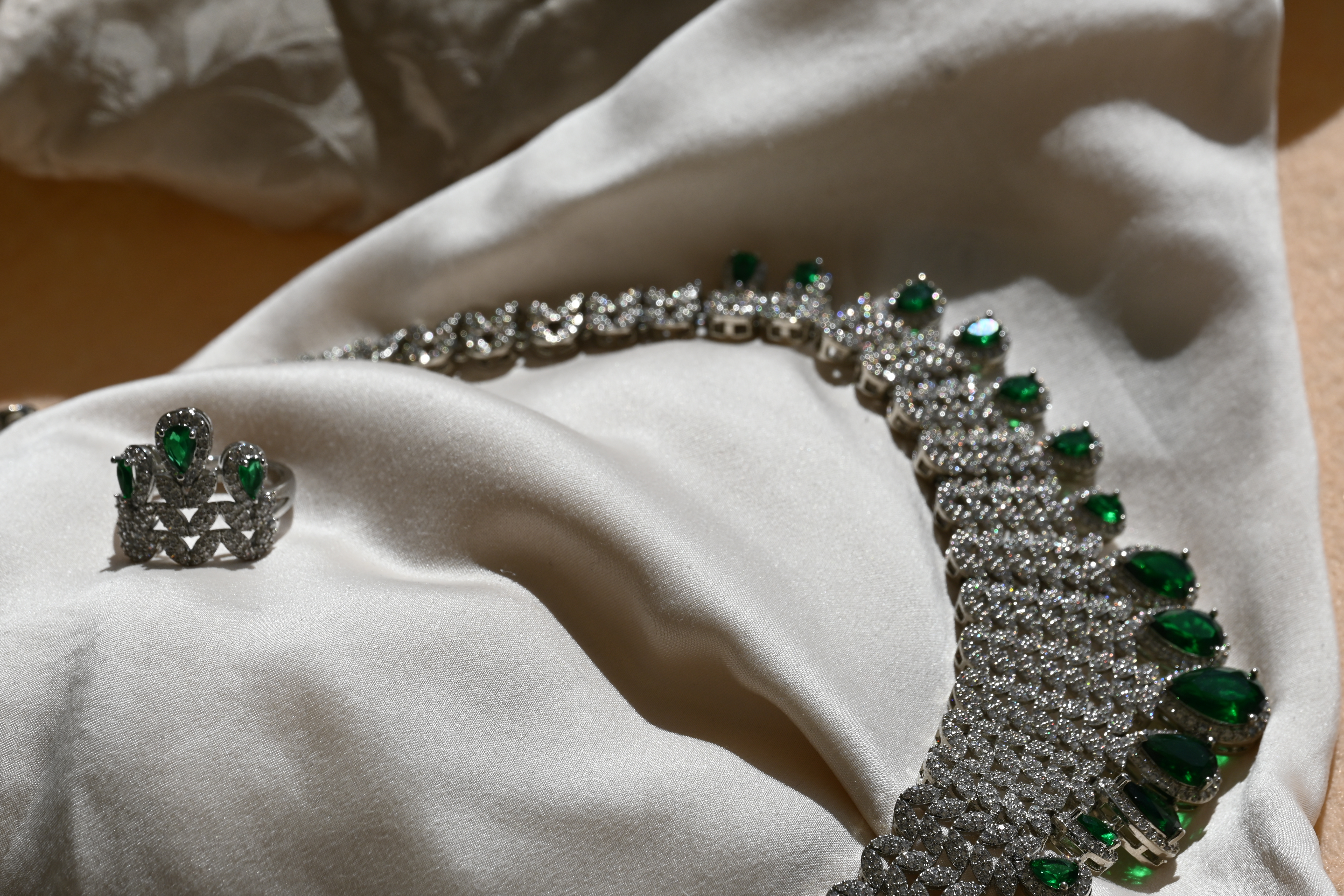 Set of luxury jewels with green zircons