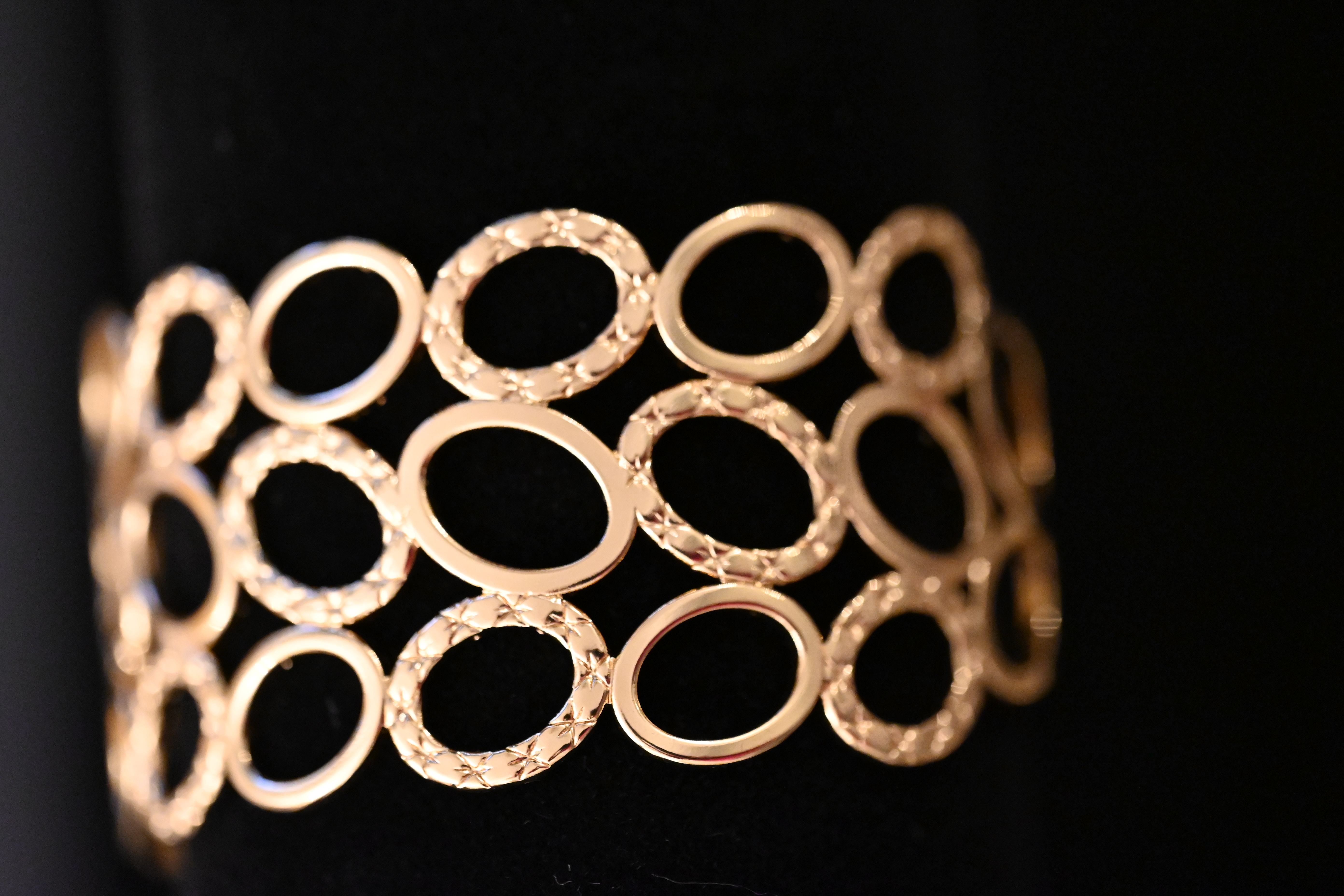 Pulsera dorada de círculos