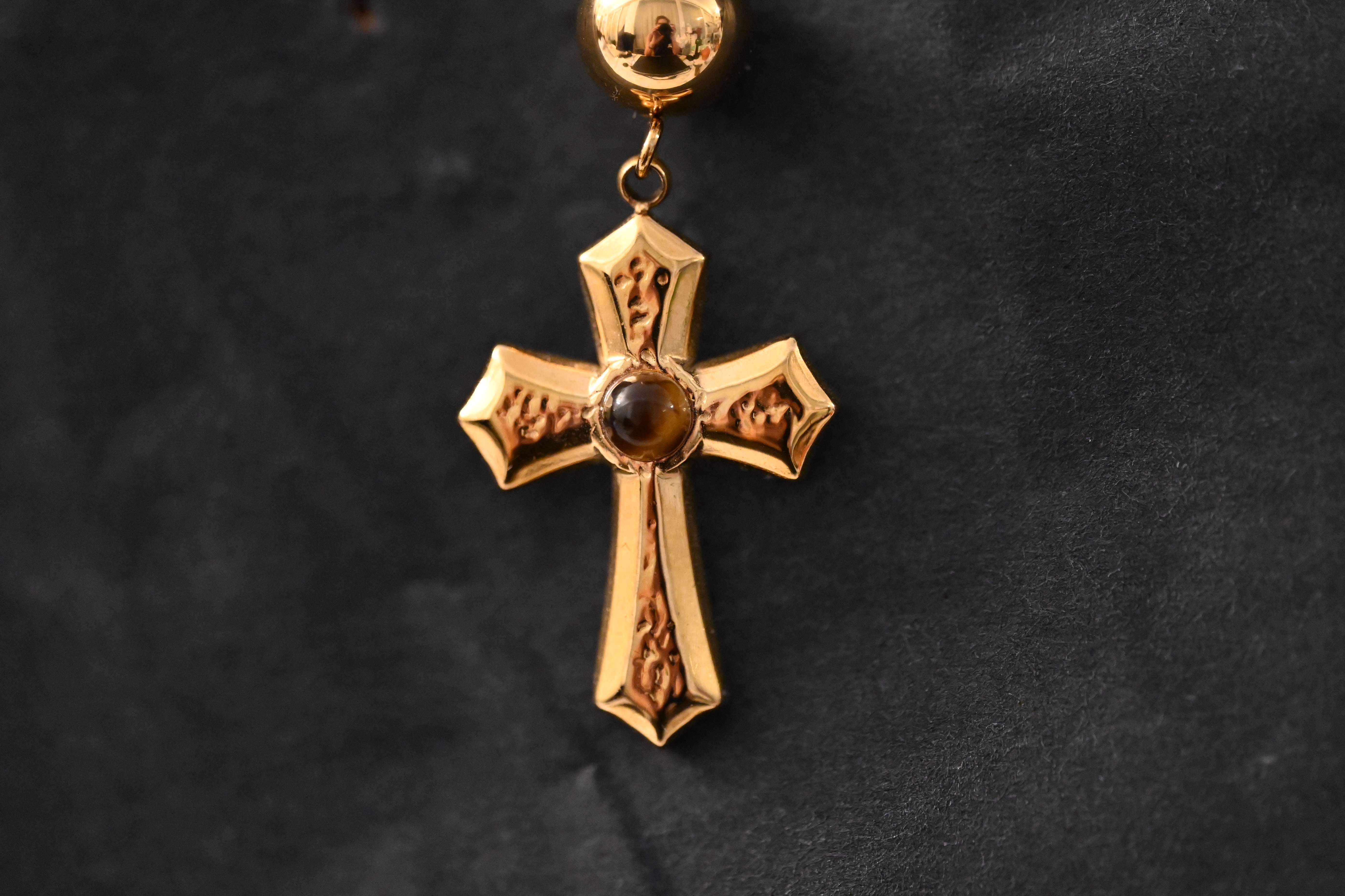 Single pendant with golden cross