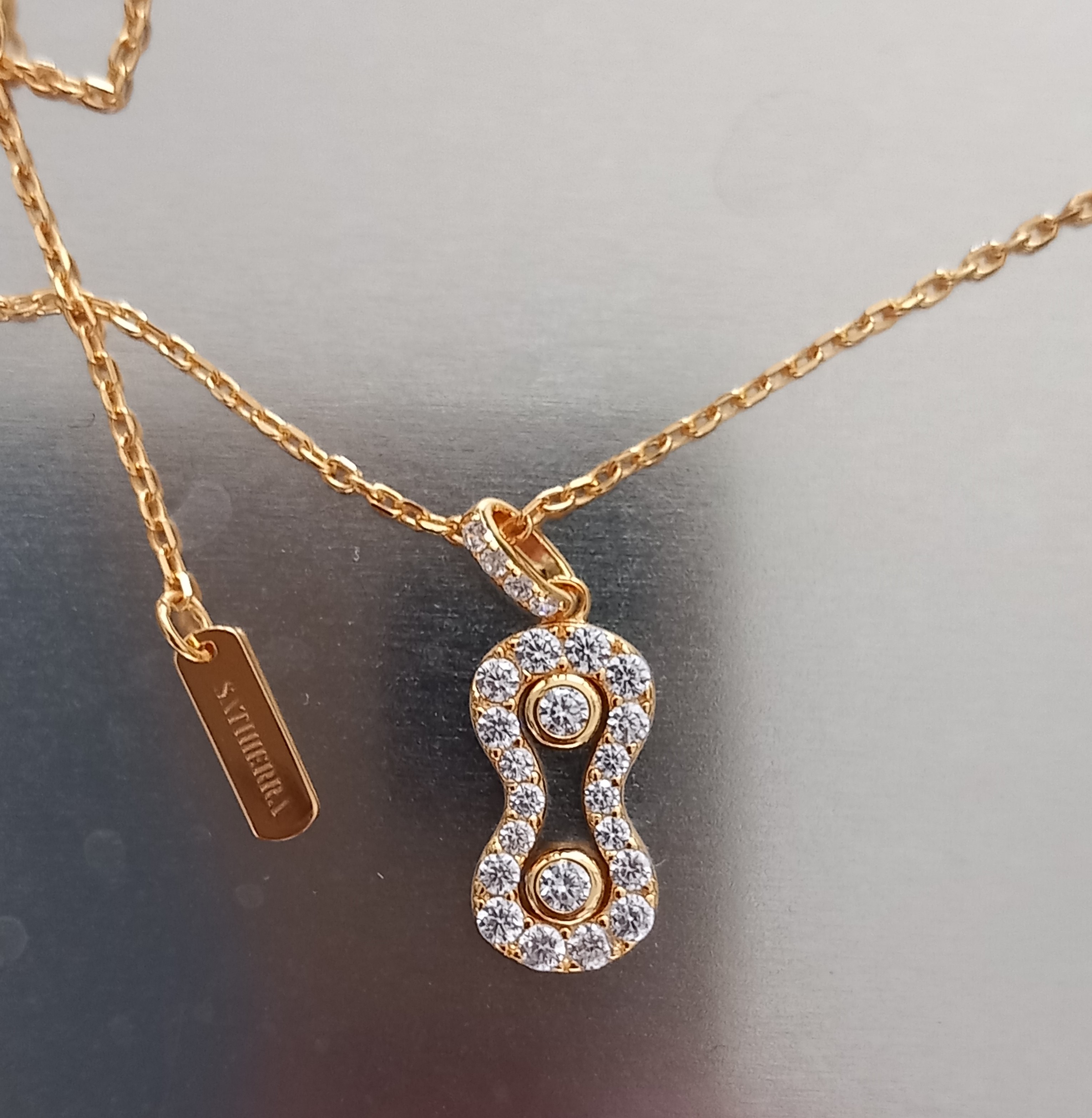 Collar "Claps" de plata chapado de oro con circonitas