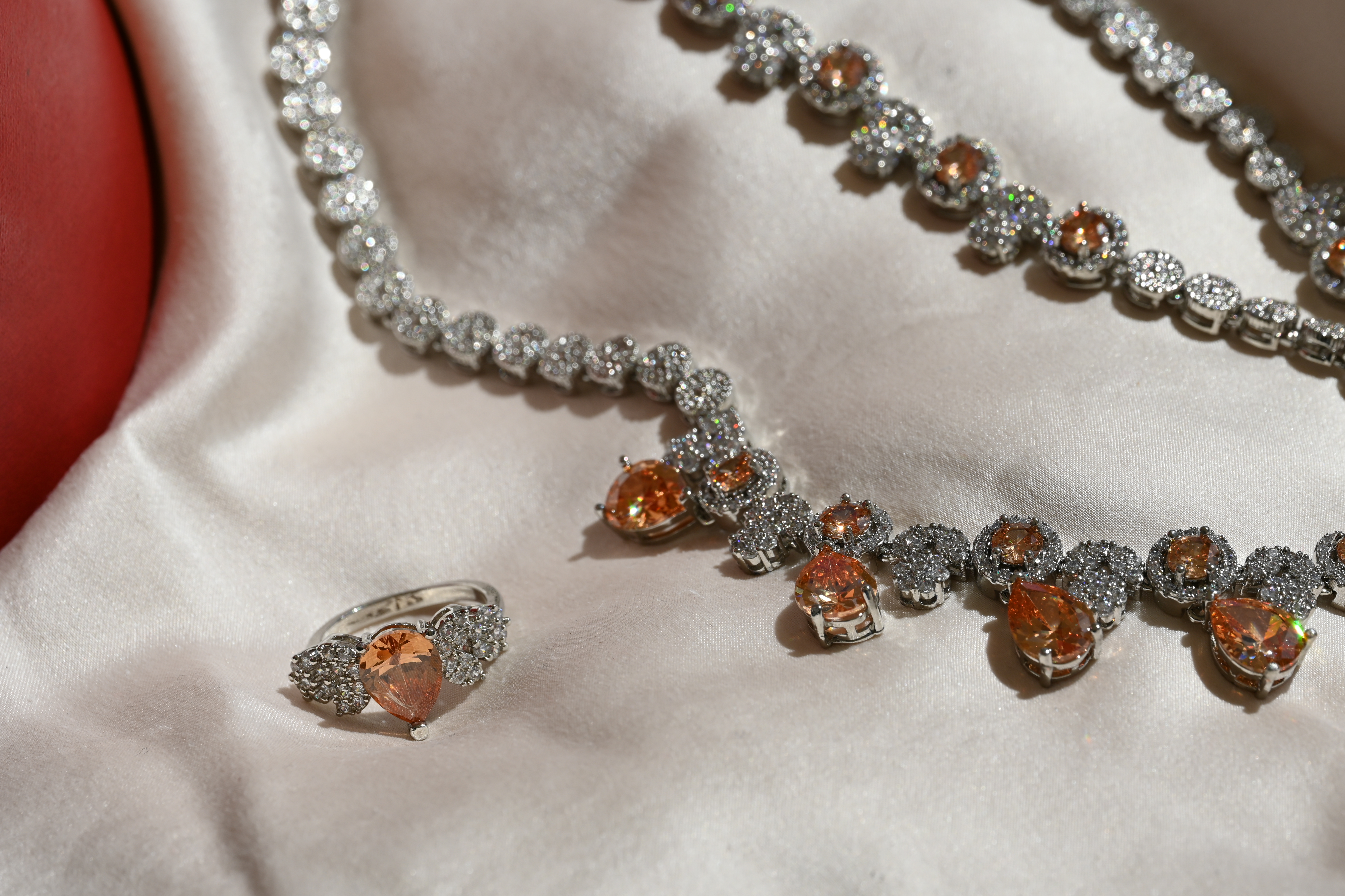 Set of jewel with orange zircons 