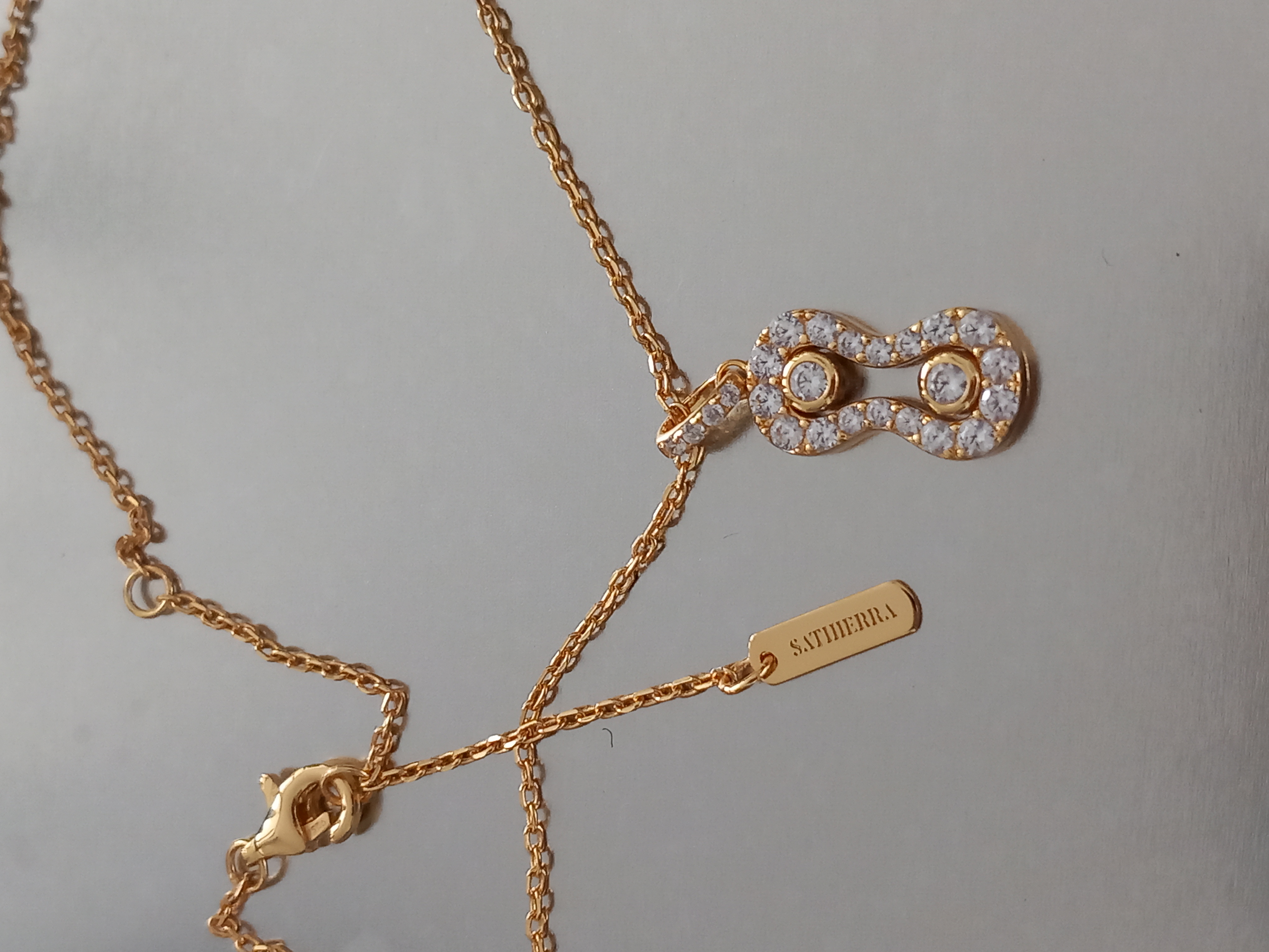 Collar "Claps" de plata chapado de oro con circonitas