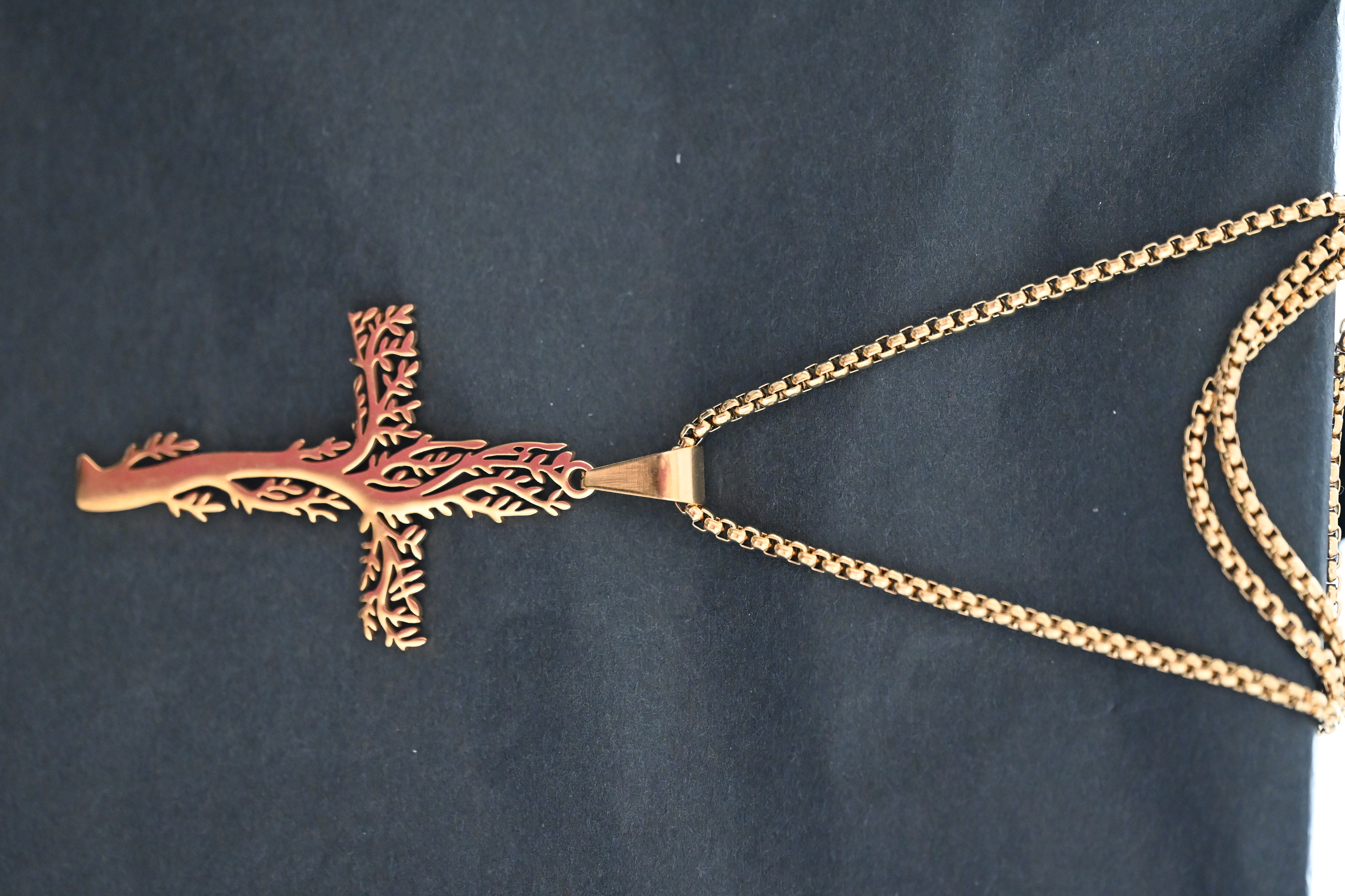 Collar cruz estilizada de acero inoxidable