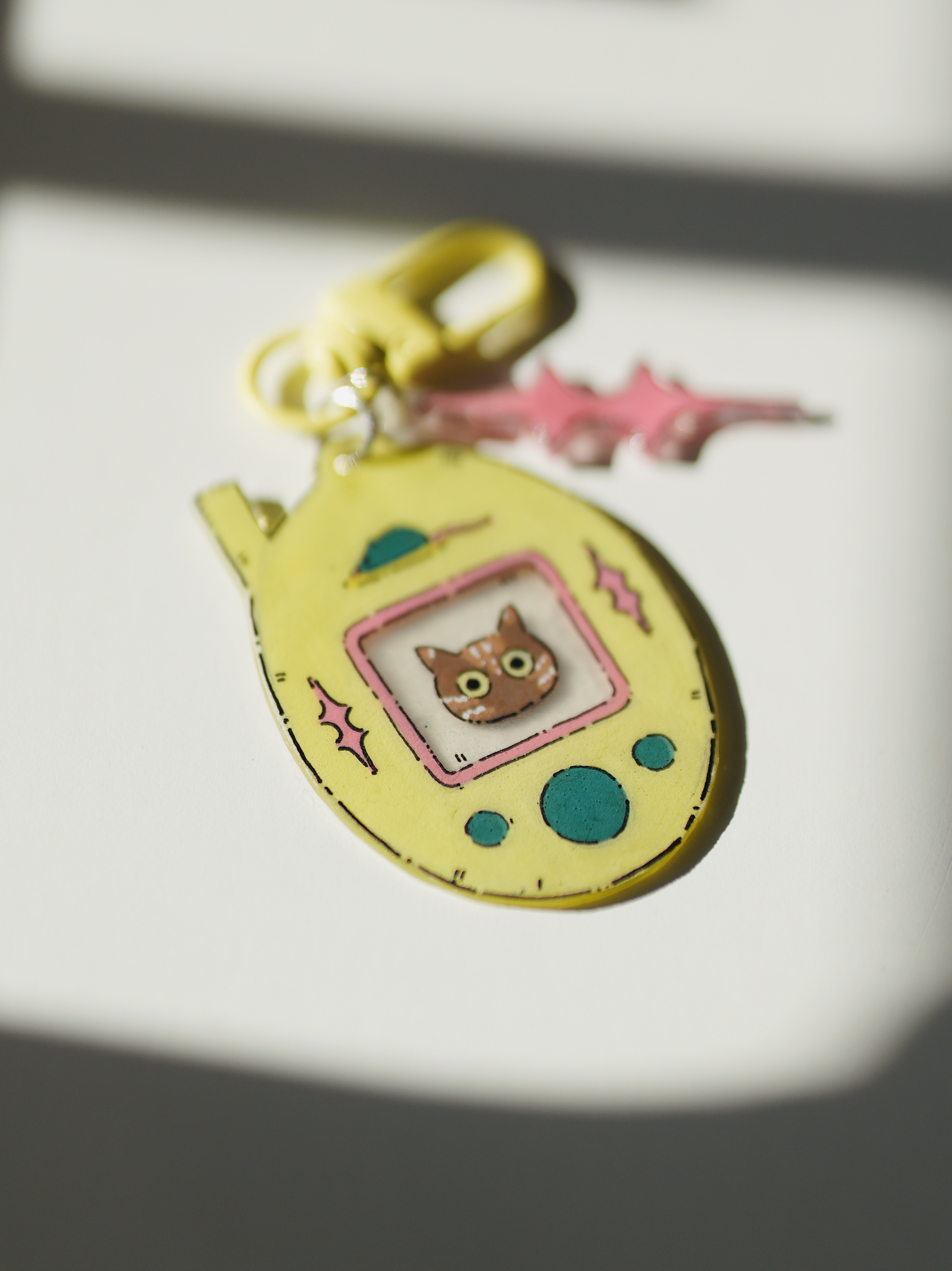 Raktų pakabukas su Tamagotchi rudu kačiuku