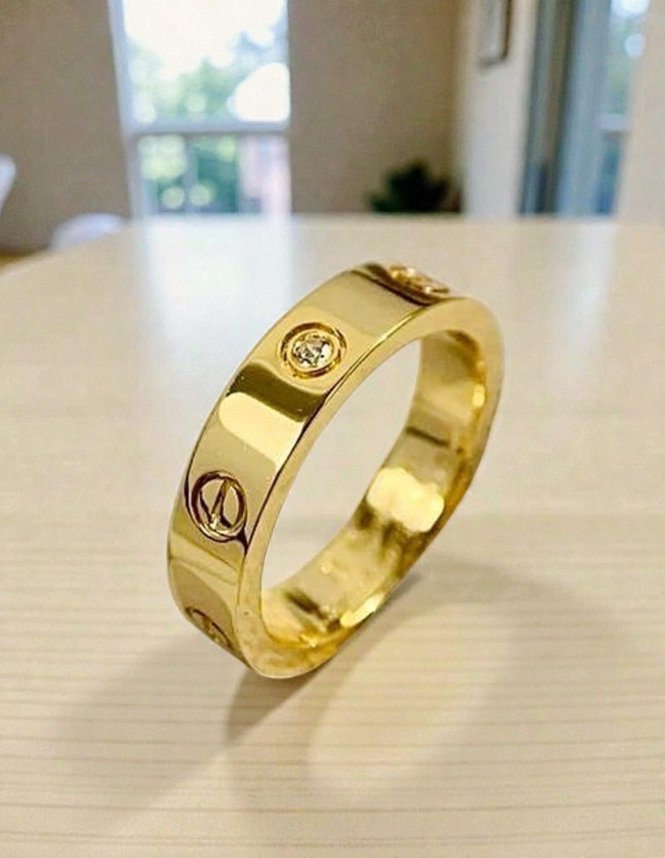 Elegant gold ring
