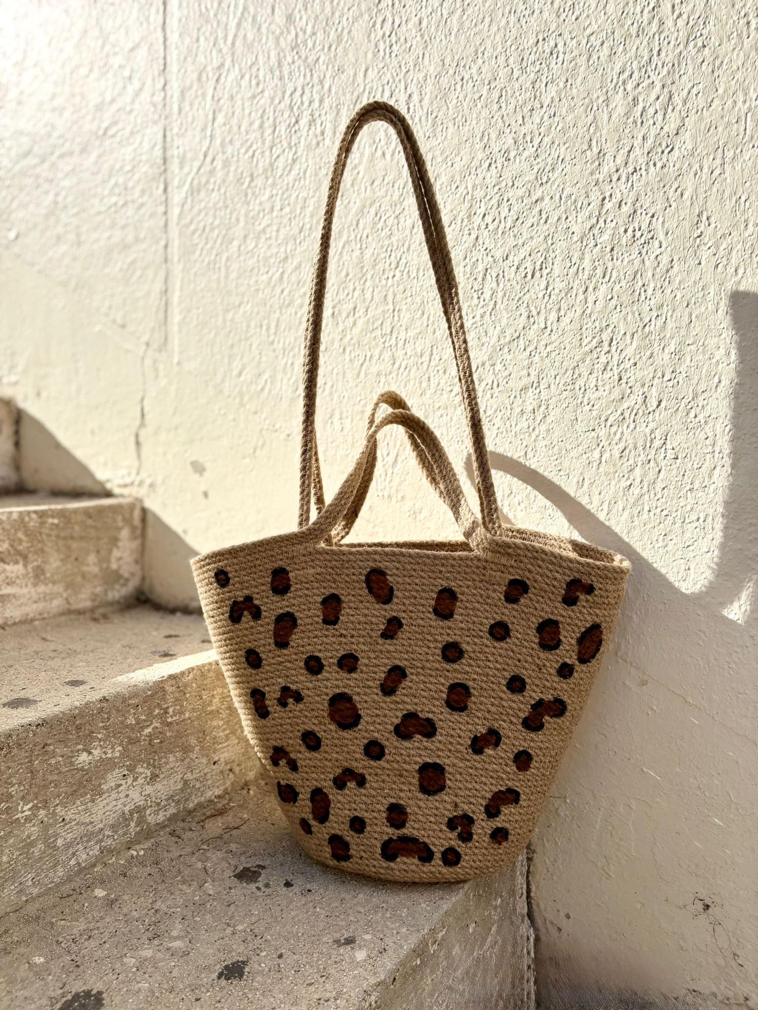 Panier en jute imprimé léopard