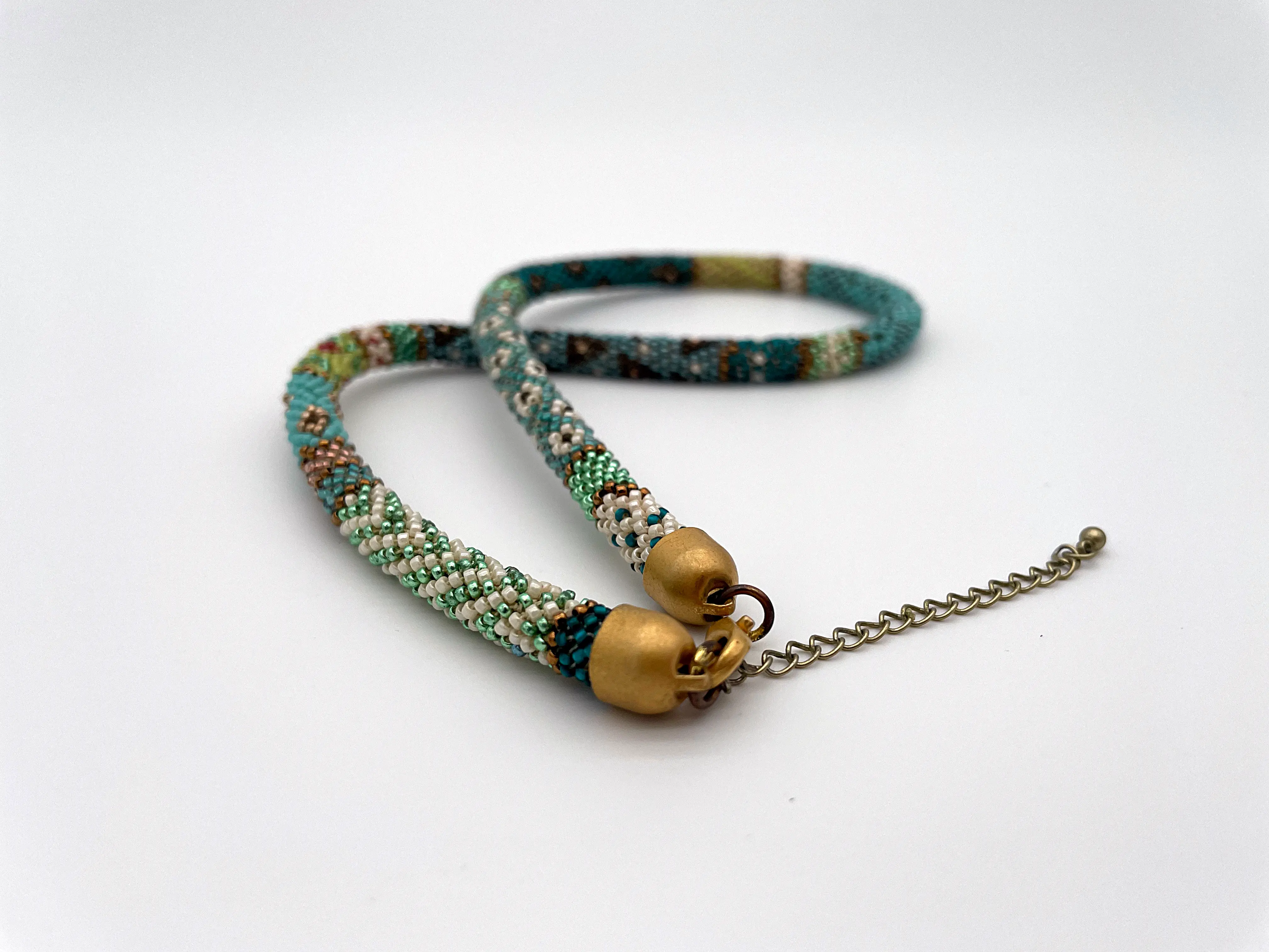 Mit Liebe handgefädelte Perlen