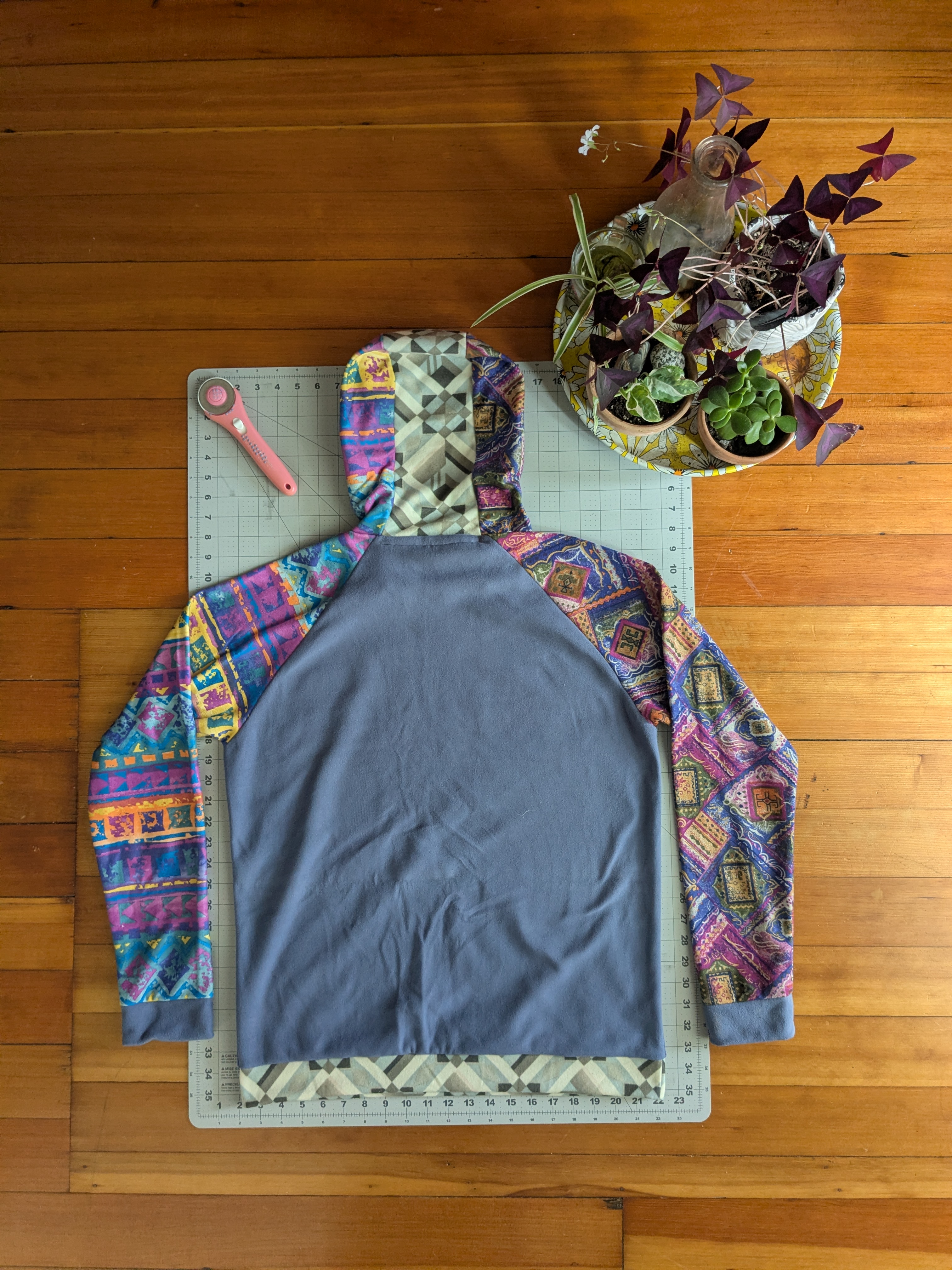 Raglan Hoodie Medium (Chaos Colors)