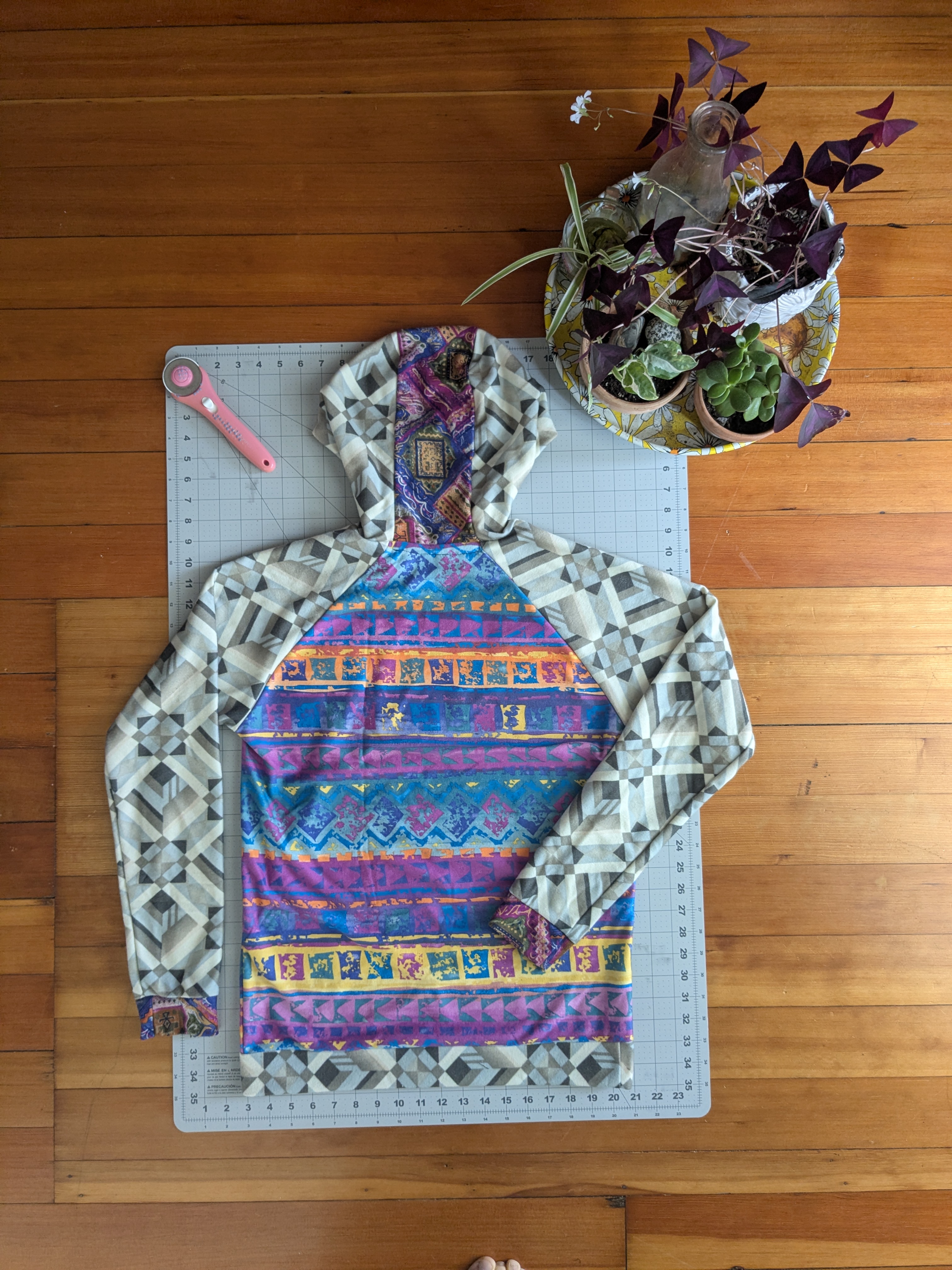 Raglan Hoodie Small (Chaos Colors)