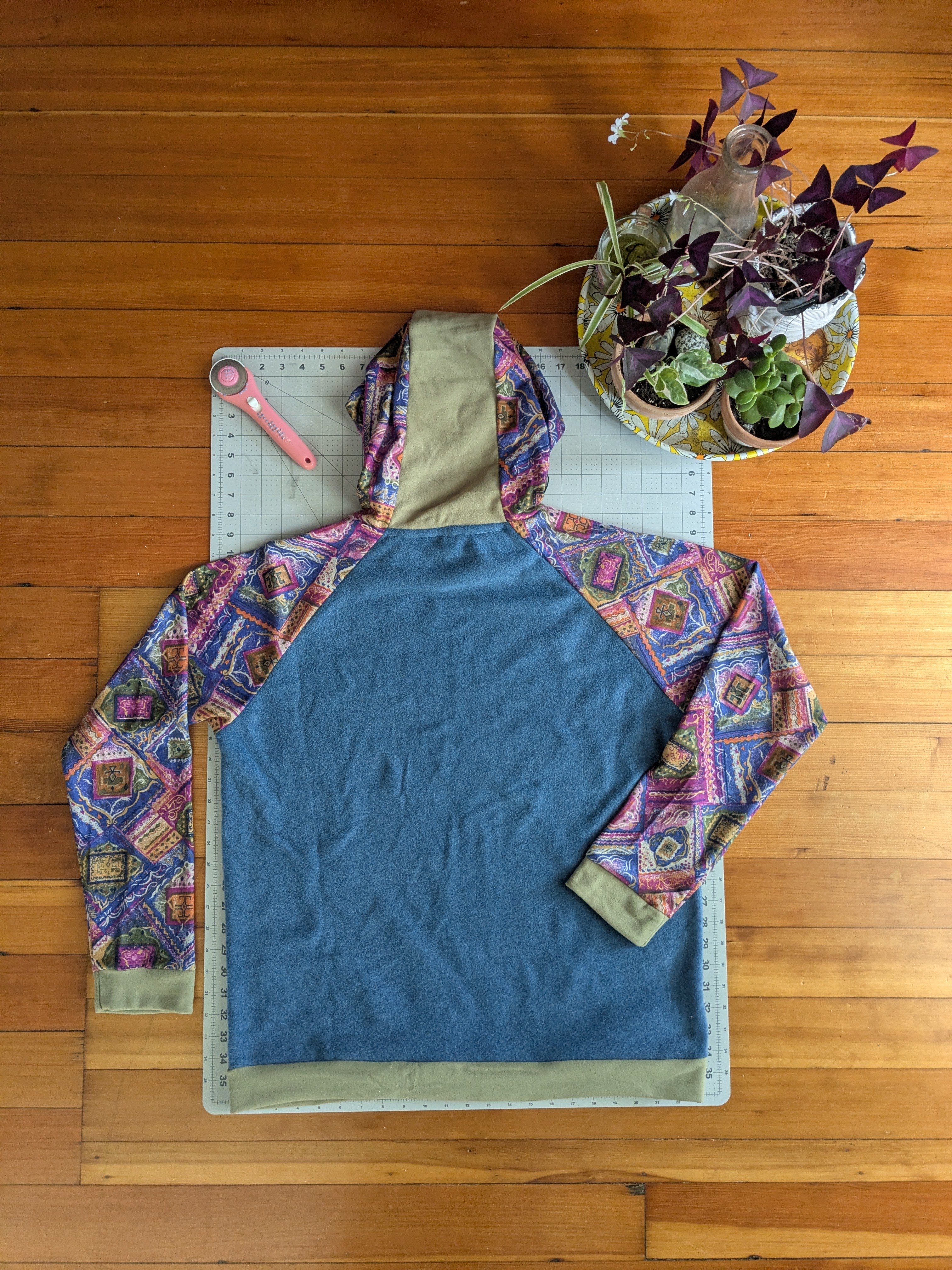 Raglan Hoodie Large (Chaos Colors)