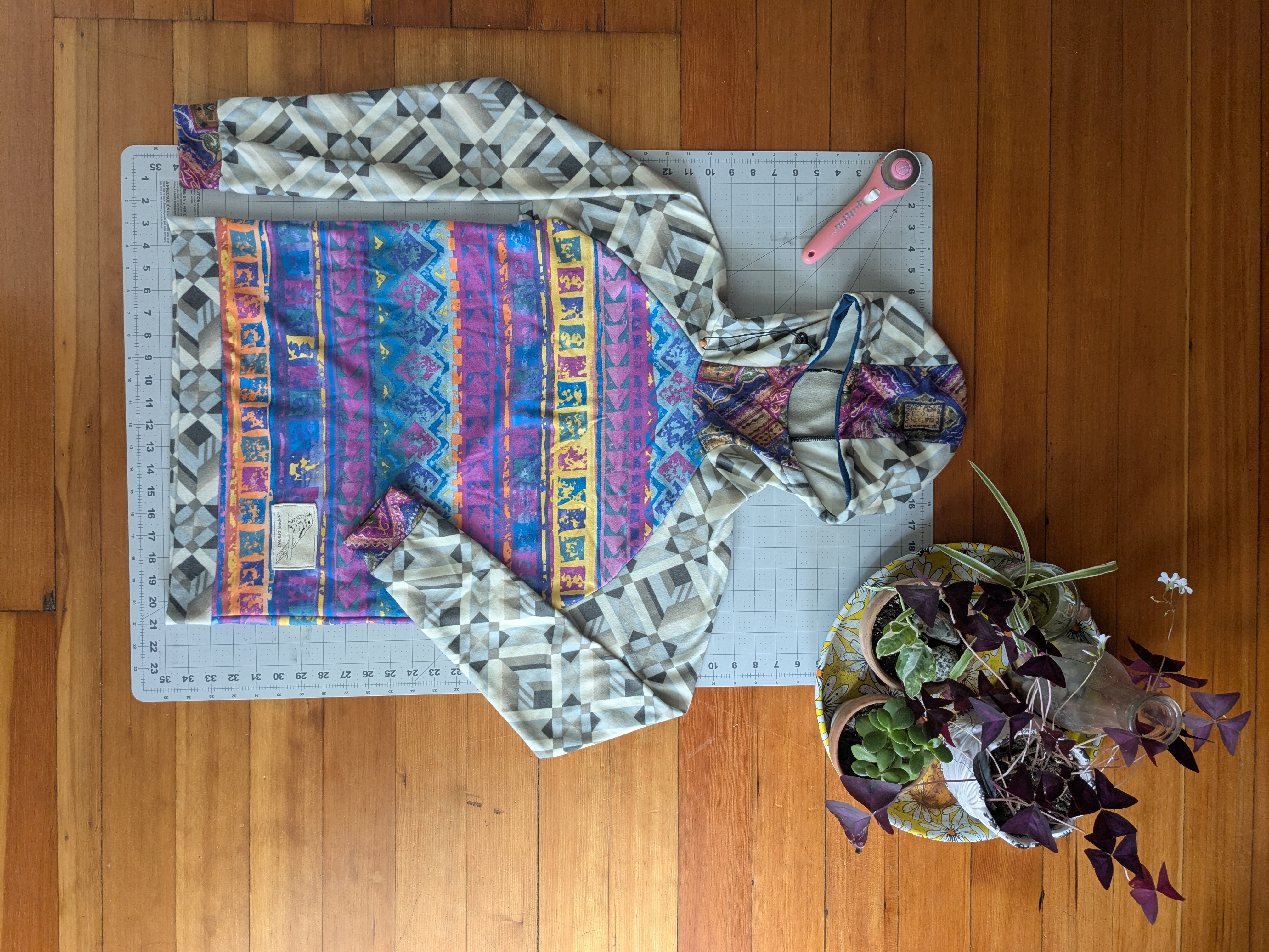 Raglan Hoodie Small (Chaos Colors)