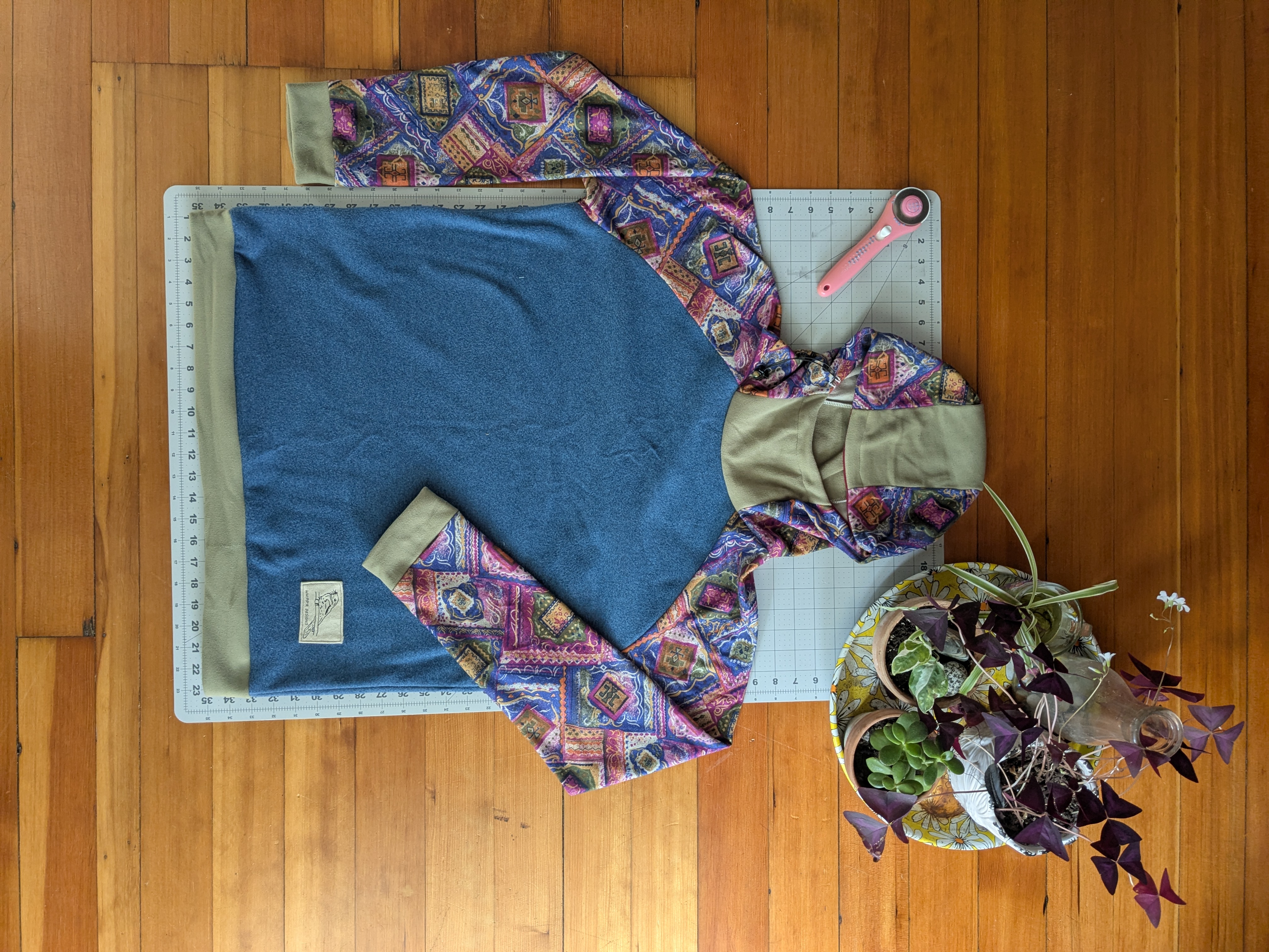 Raglan Hoodie Large (Chaos Colors)