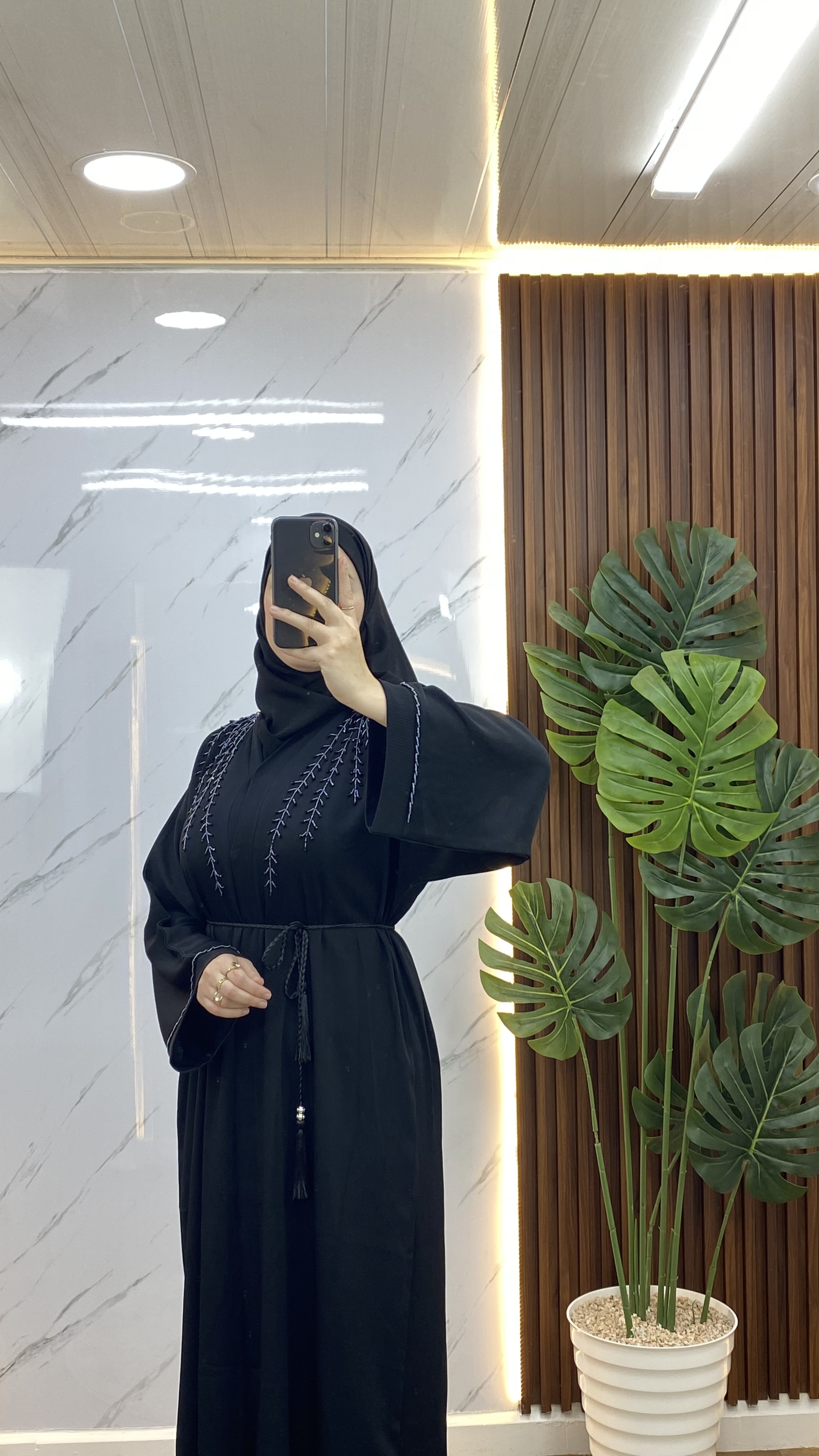 Abaya Noir Avec Des Perles Argenté