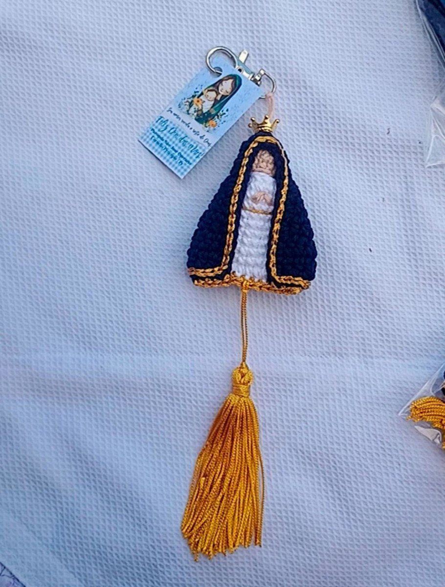 Chaveiro Devocional Nossa Senhora com Manto e Tassel em Crochê
