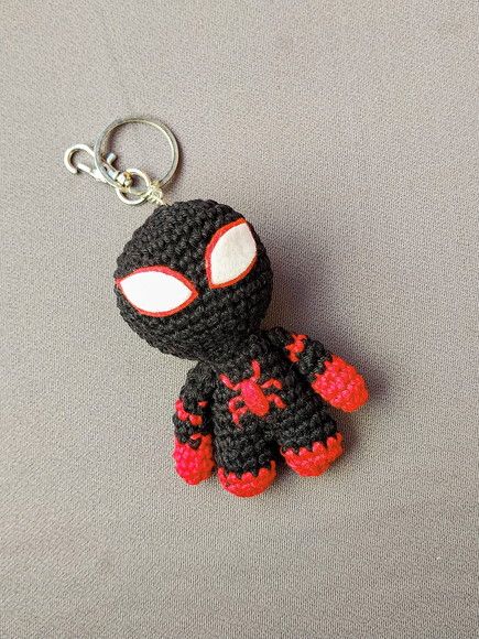 Chaveiro Amigurumi Miles Morales (Homem-Aranha Preto e Vermelho)