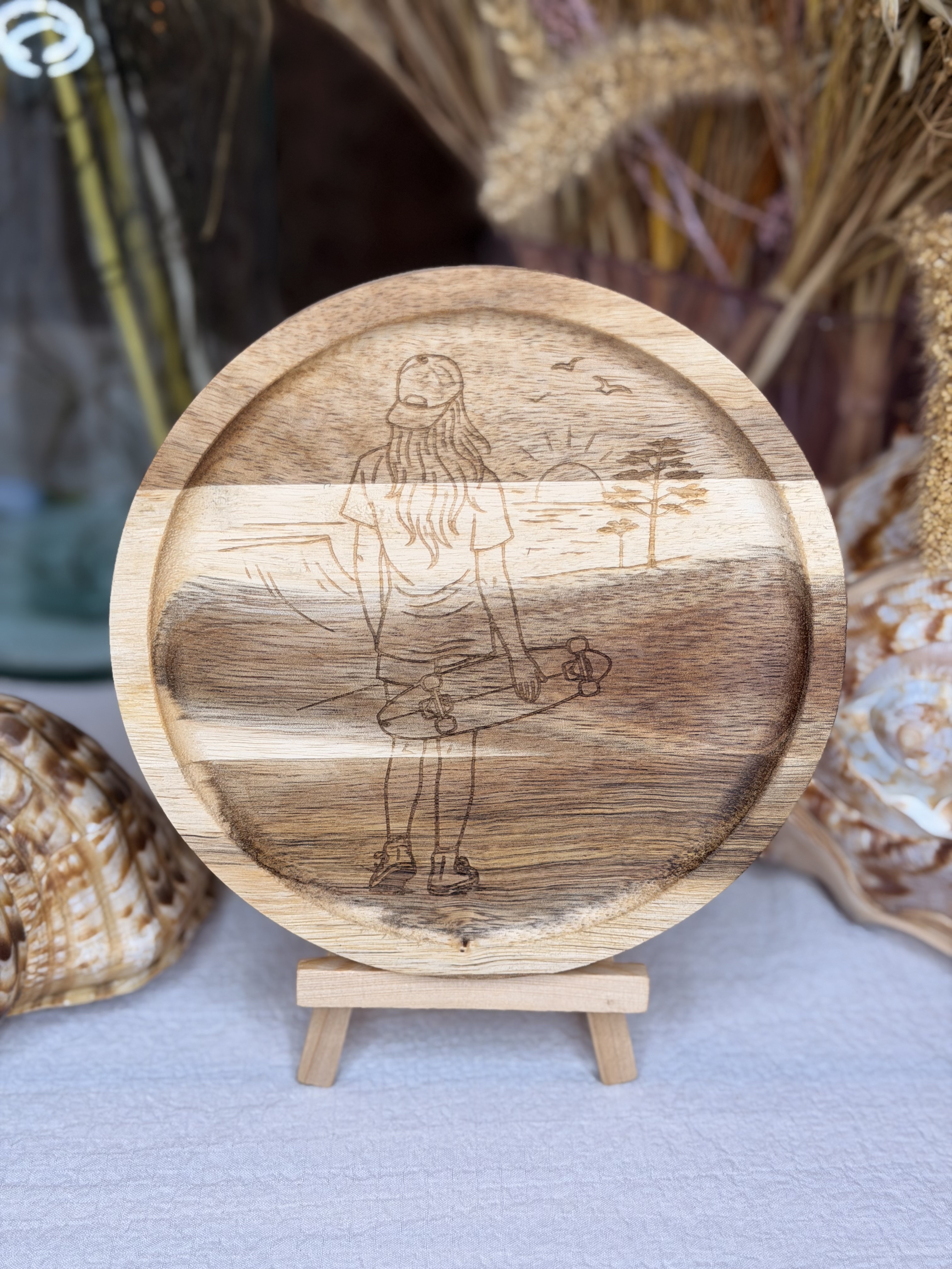 Tableau/Plateau gravé rond Acacia - Skateuse - 15,5 cm
