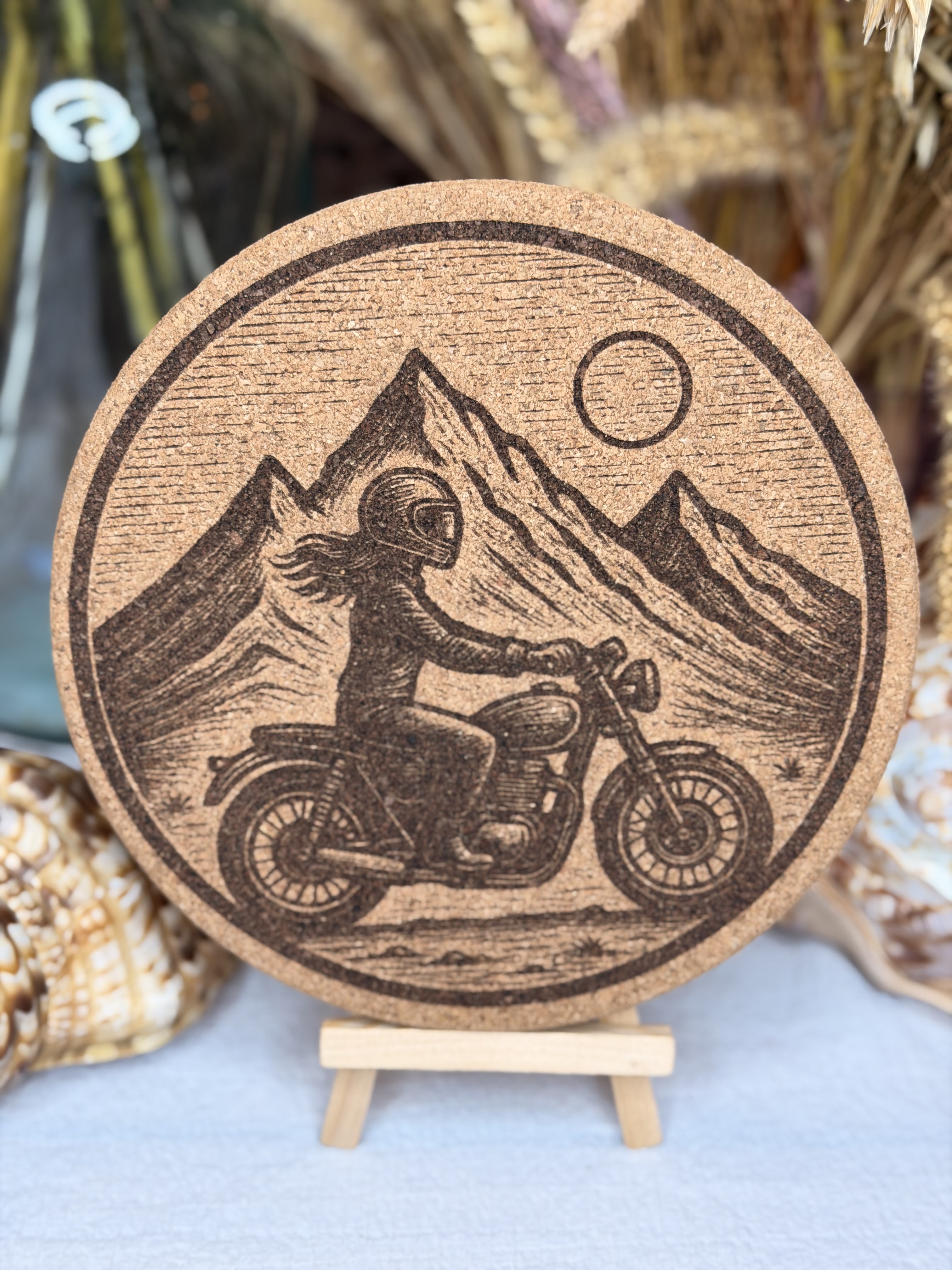 Dessous de plat gravé Motarde et montagne - Liège  - 19 cm