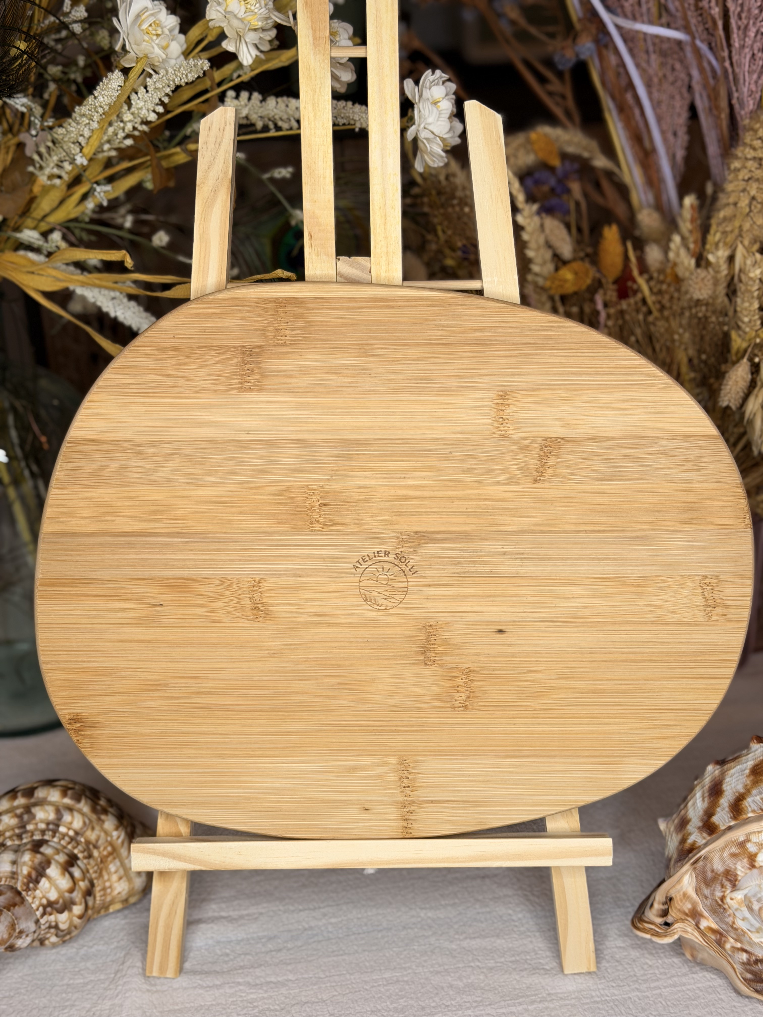 Plateau de service décoratif gravé - Bambou- Motif femme de dos avec chapeau océan - 35 cm