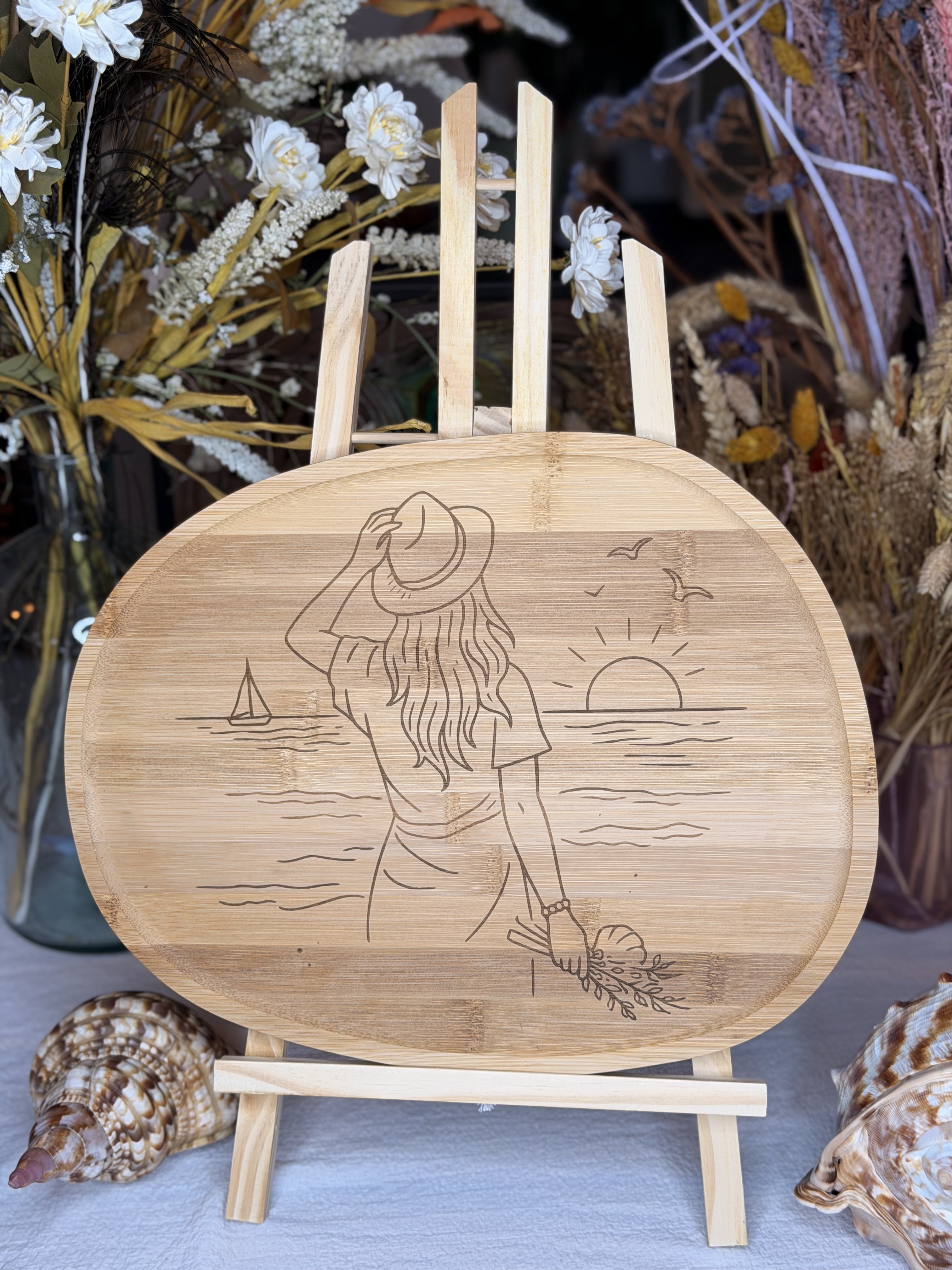 Plateau de service décoratif gravé - Bambou- Motif femme de dos avec chapeau océan - 35 cm