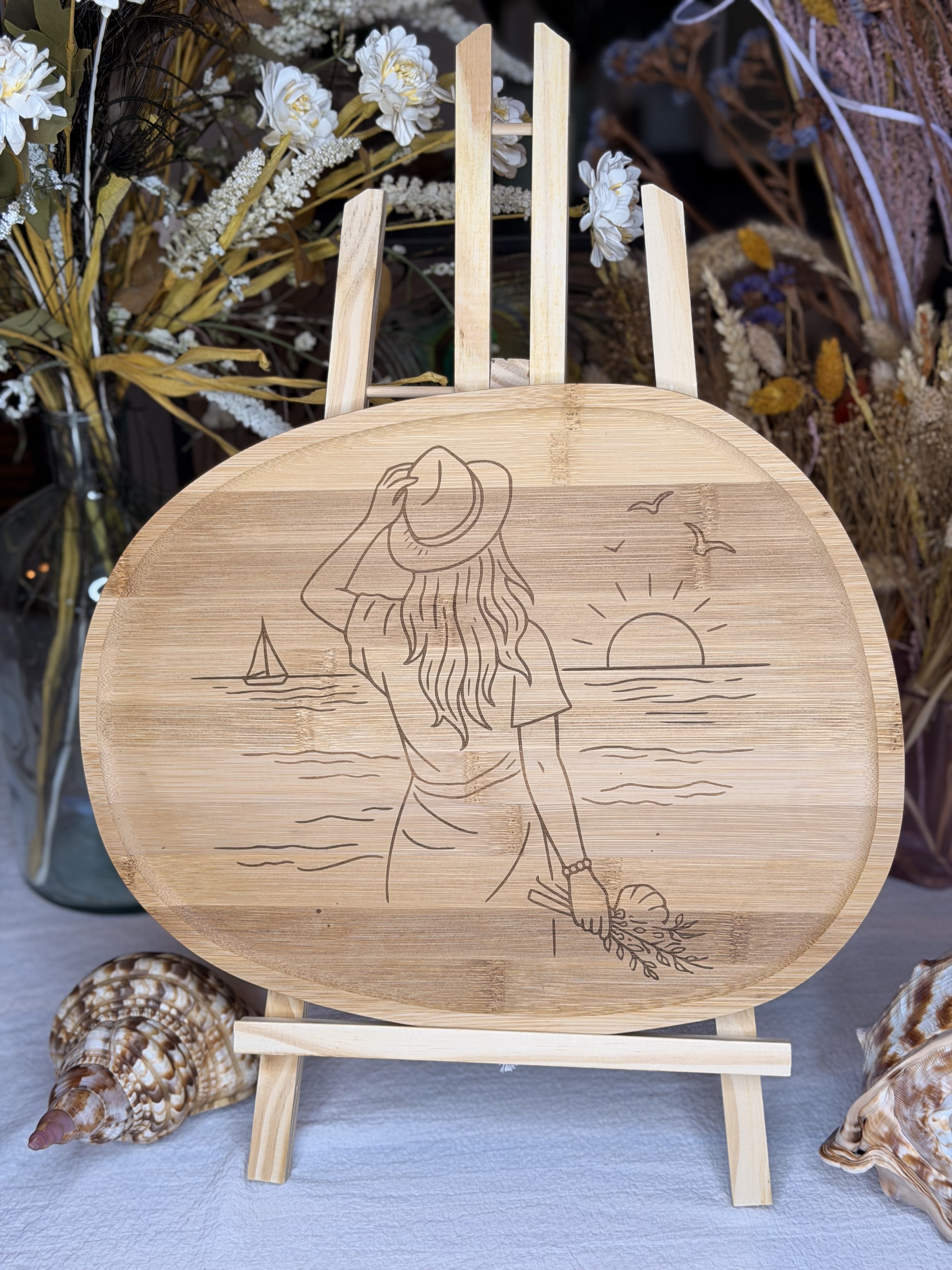 Plateau de service décoratif gravé - Bambou- Motif femme de dos avec chapeau océan - 35 cm