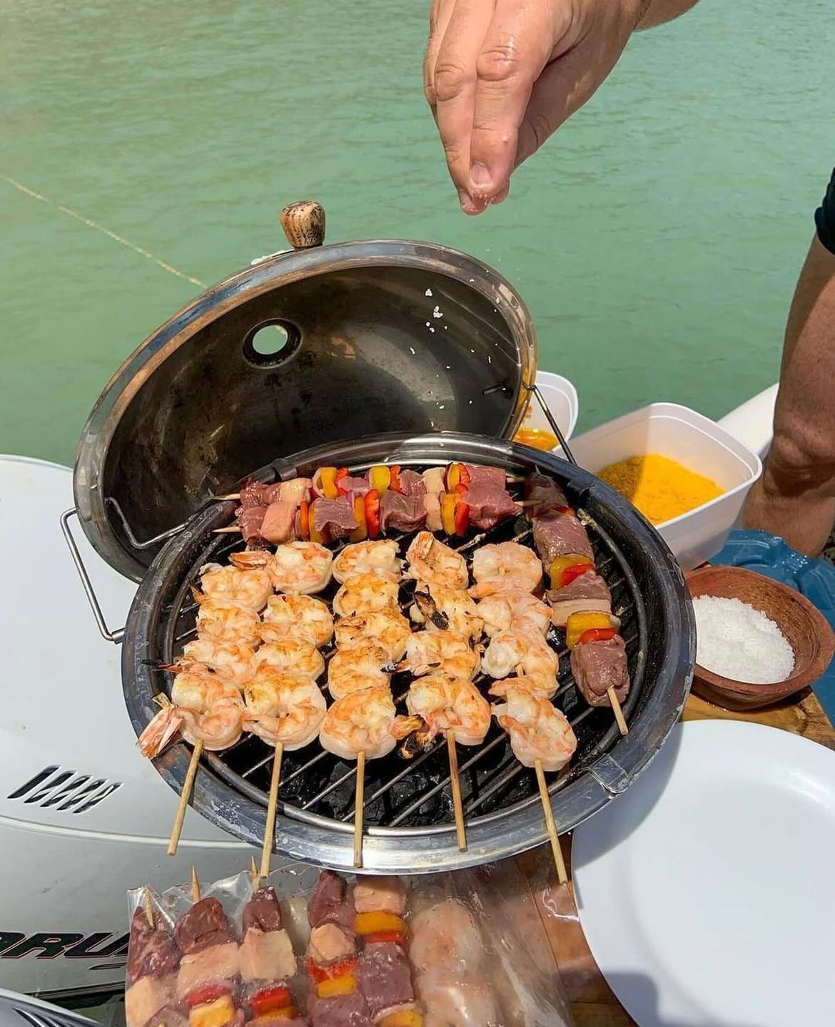 Que tal um churrasco no mar? 