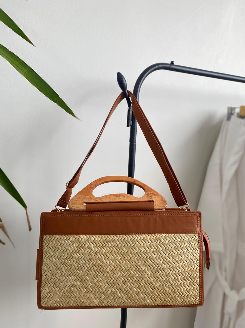 Handwoven Pandan Sling Bag: Eco-Luxe Wooden Handle Crossbody