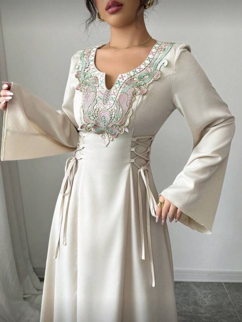 فستان طويل أنيق مطرز