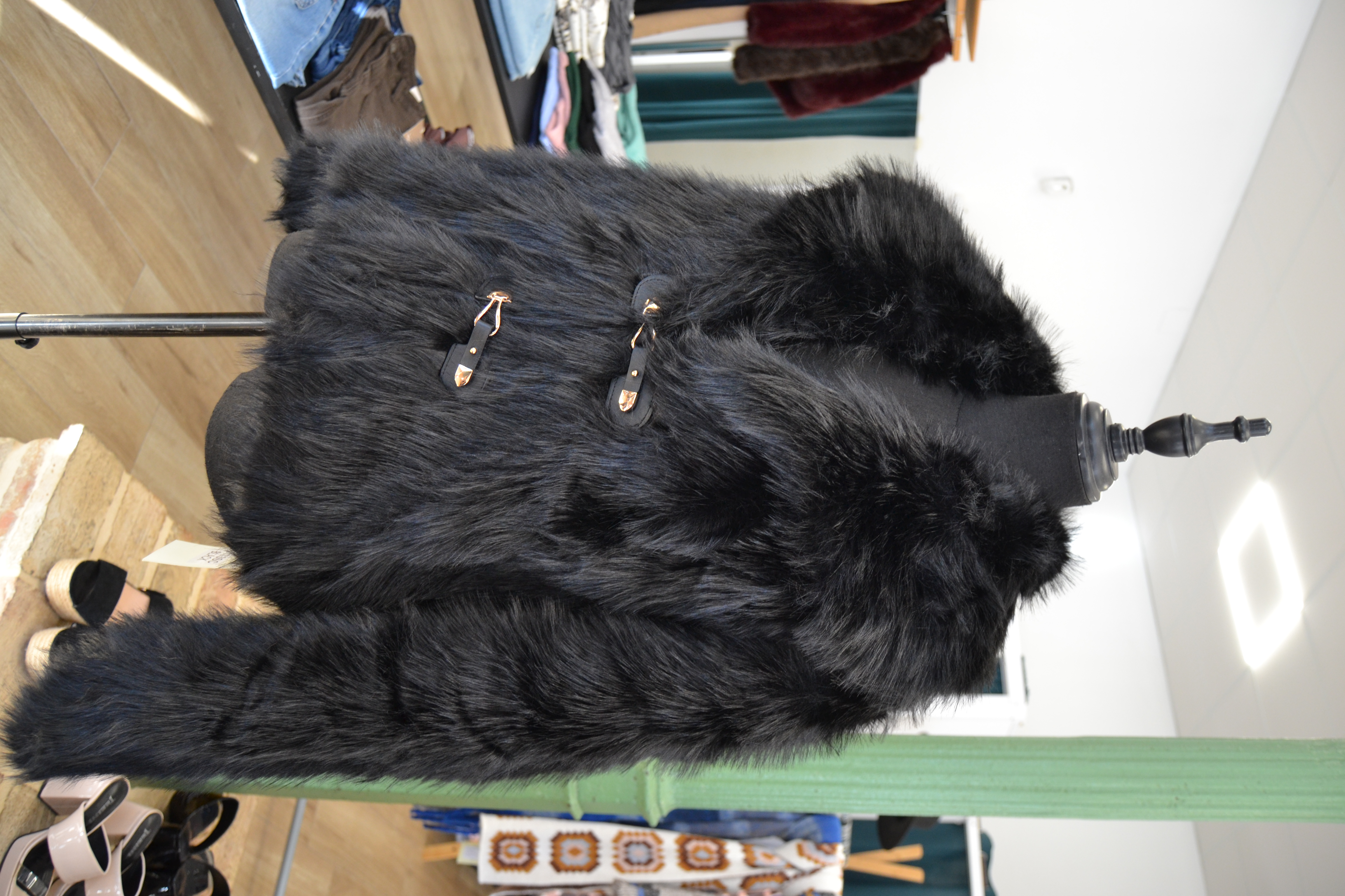 Abrigo de Pelo Negro