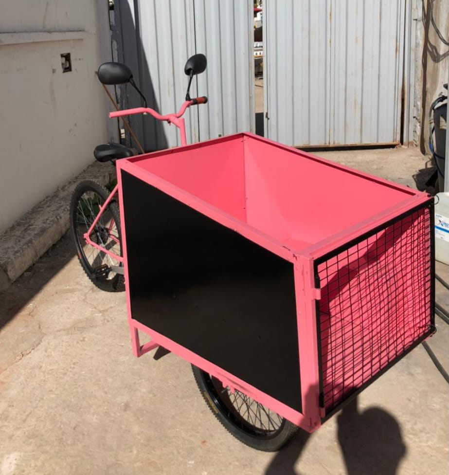 Vélo Cargo Électrique Noir Rouge