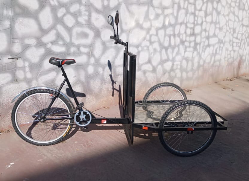 Vélo Cargo Électrique à Plateau Avant – Puissant, Stable et Idéal pour le Transport Professionnel