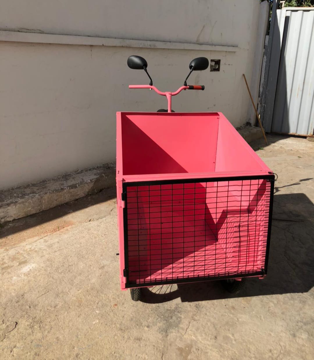 Vélo Cargo Électrique Noir Rouge