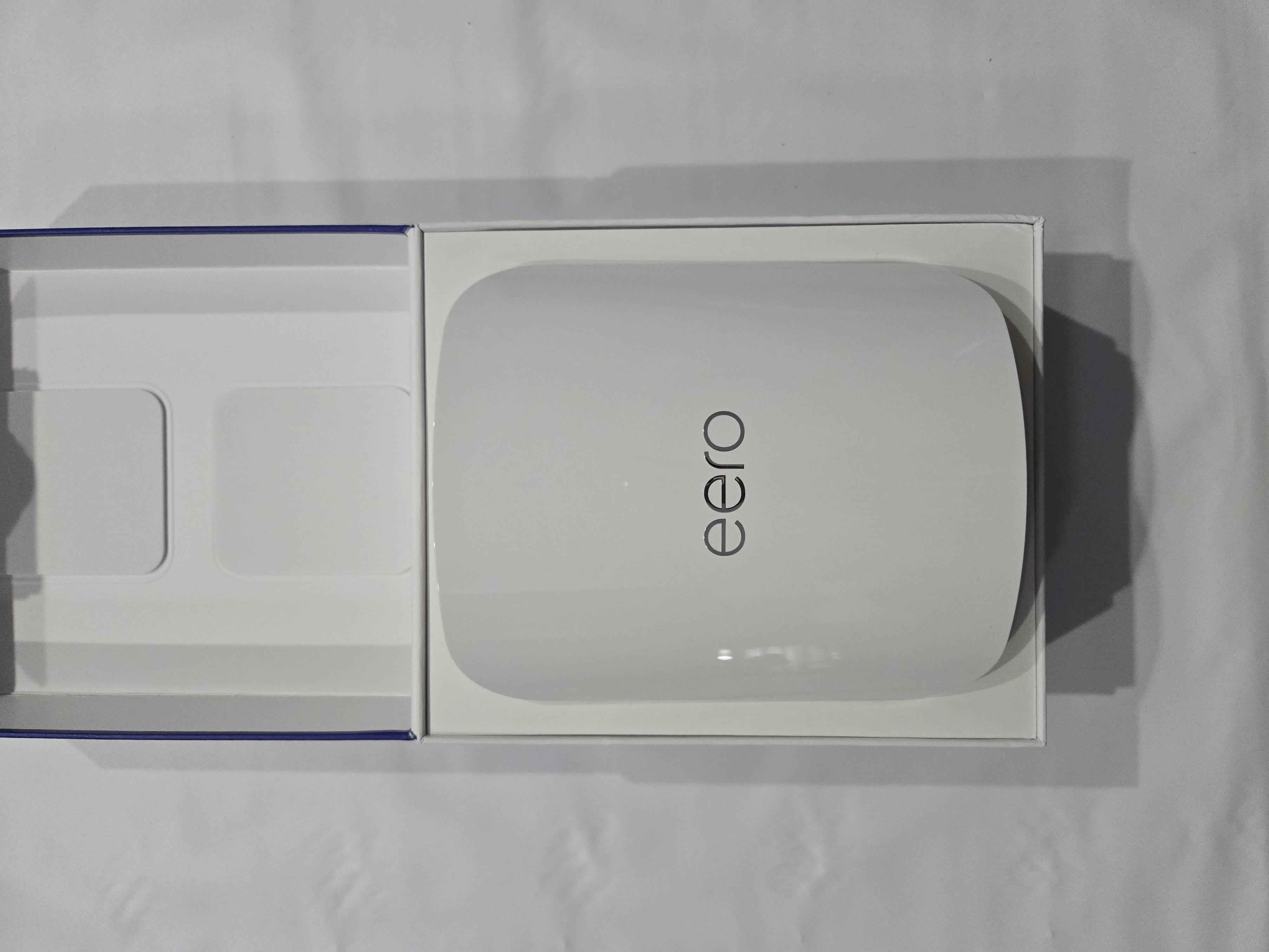  Amazon eero Pro 7 tri-band mesh Wi-Fi 7 router - Supports internet plans up to 5 Gbps, Coverage up to 2,000 sq. ft., 1-pack