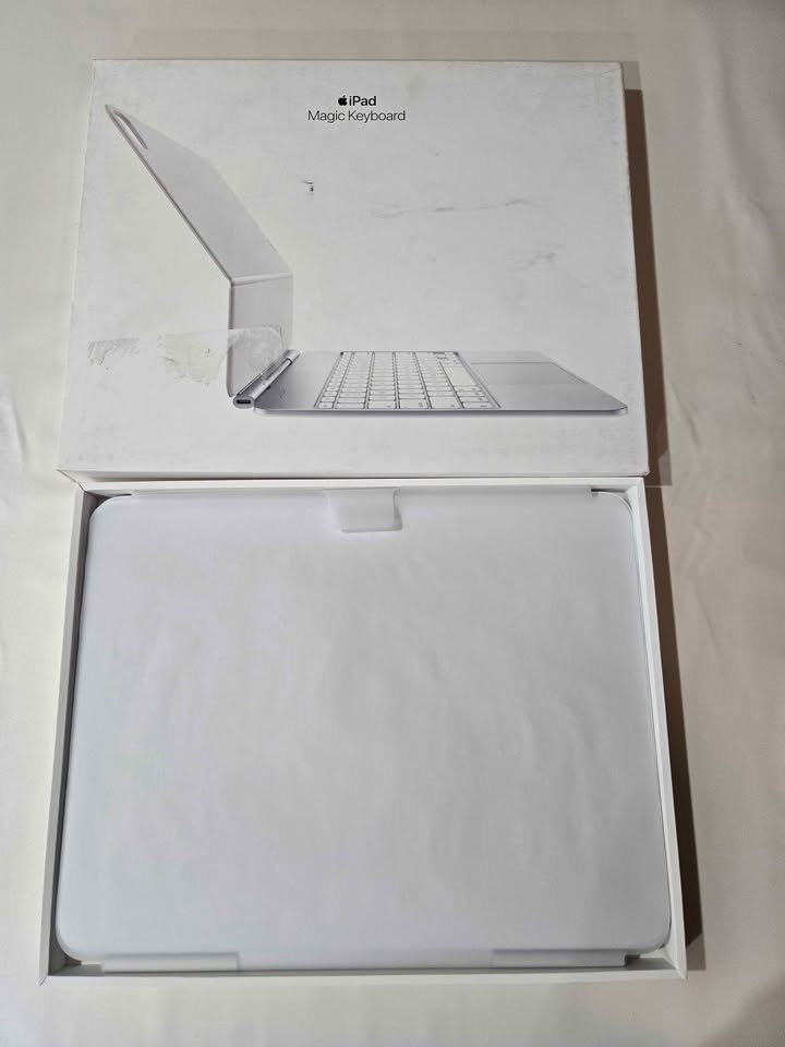  Apple iPad Magic Keyboard Case for iPad Pro 13-inch (M4), Great Typing Experience, Built-in Trackpad, Function Row, US English - White