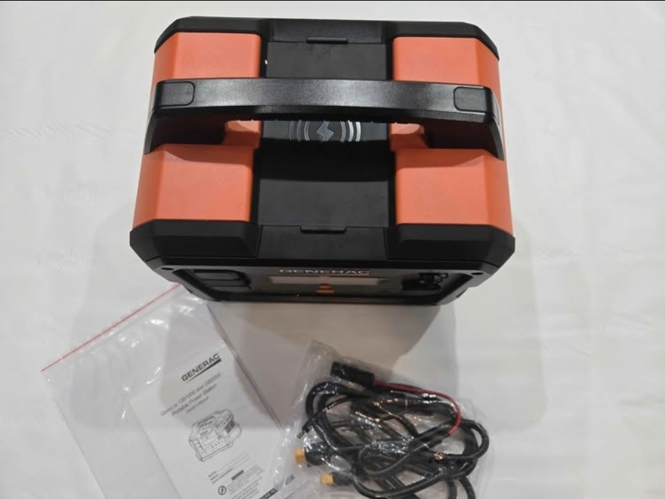 Generac 1600W Output / 3200 Peak 1086Wh Portable Battery Power Station with Push Button Start and Solar Charging - GB1000 