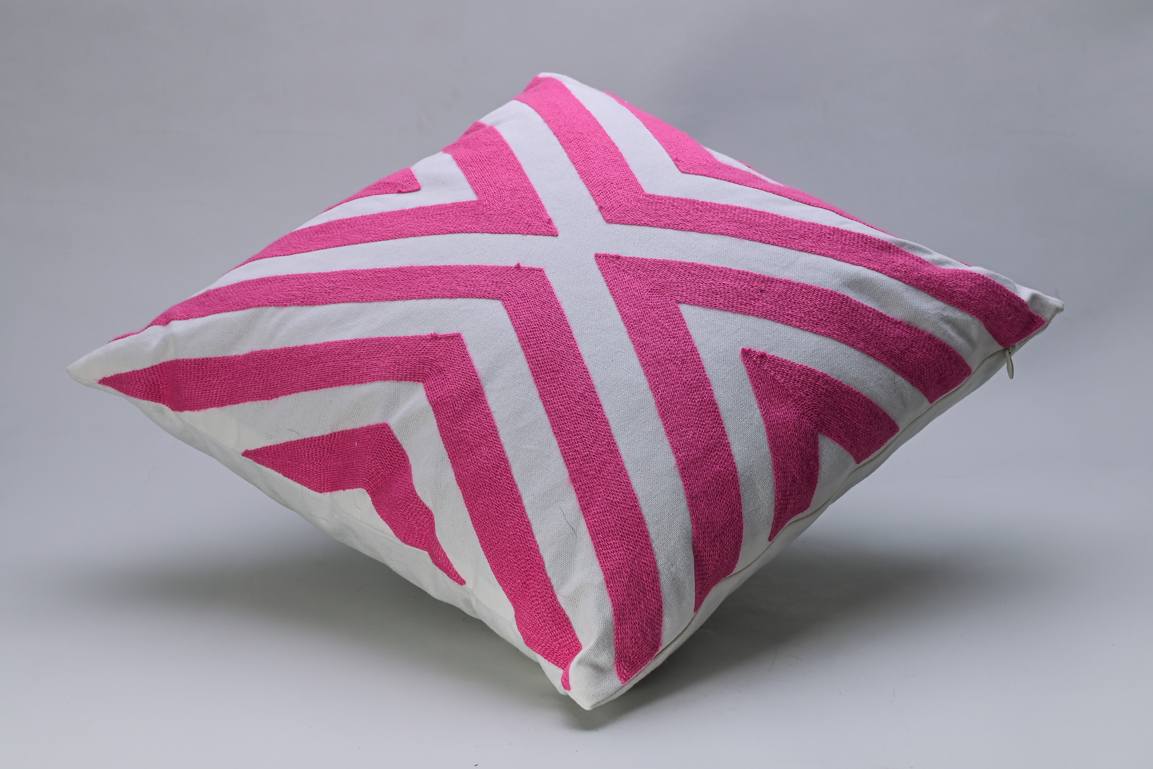 Almohadón Bordado fucsia 