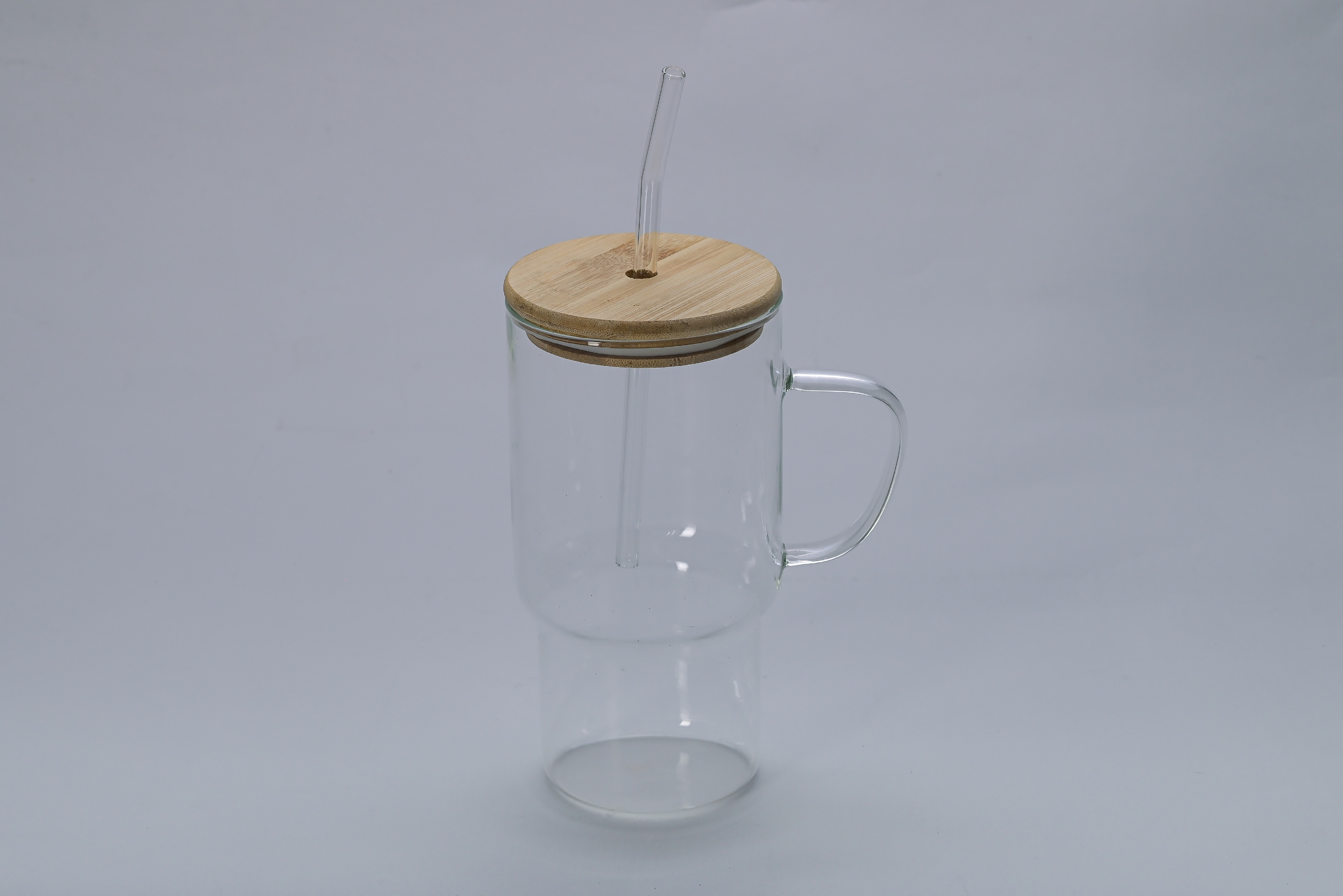Vaso de vidrio con tapa bambu y sorbete de vidrio
