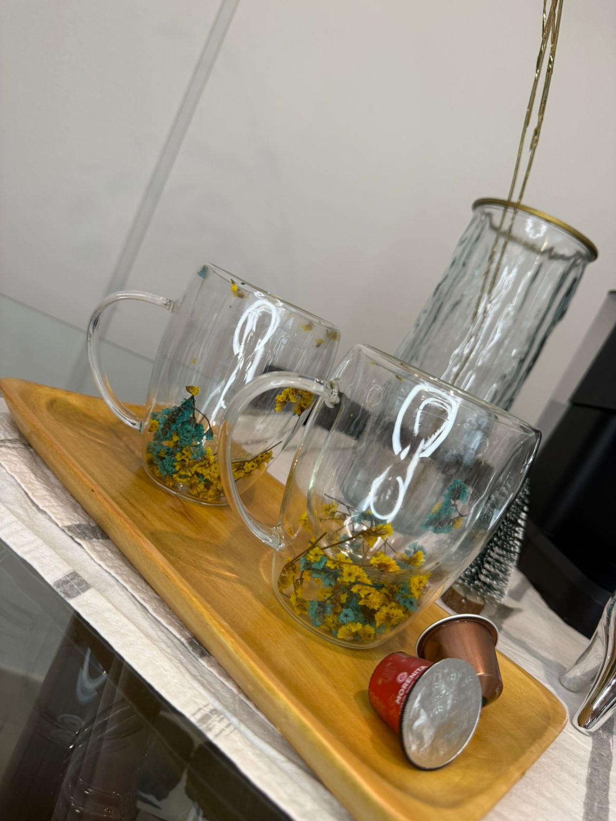 Vasos de vidrio con flores amarillas