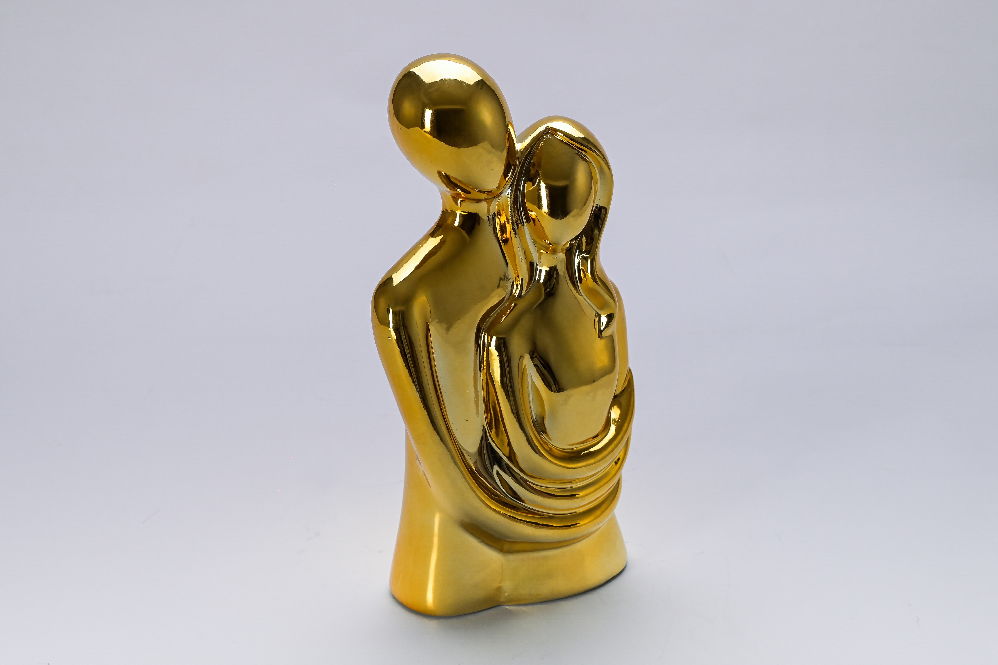 Escultura Pareja Abrazada Dorada