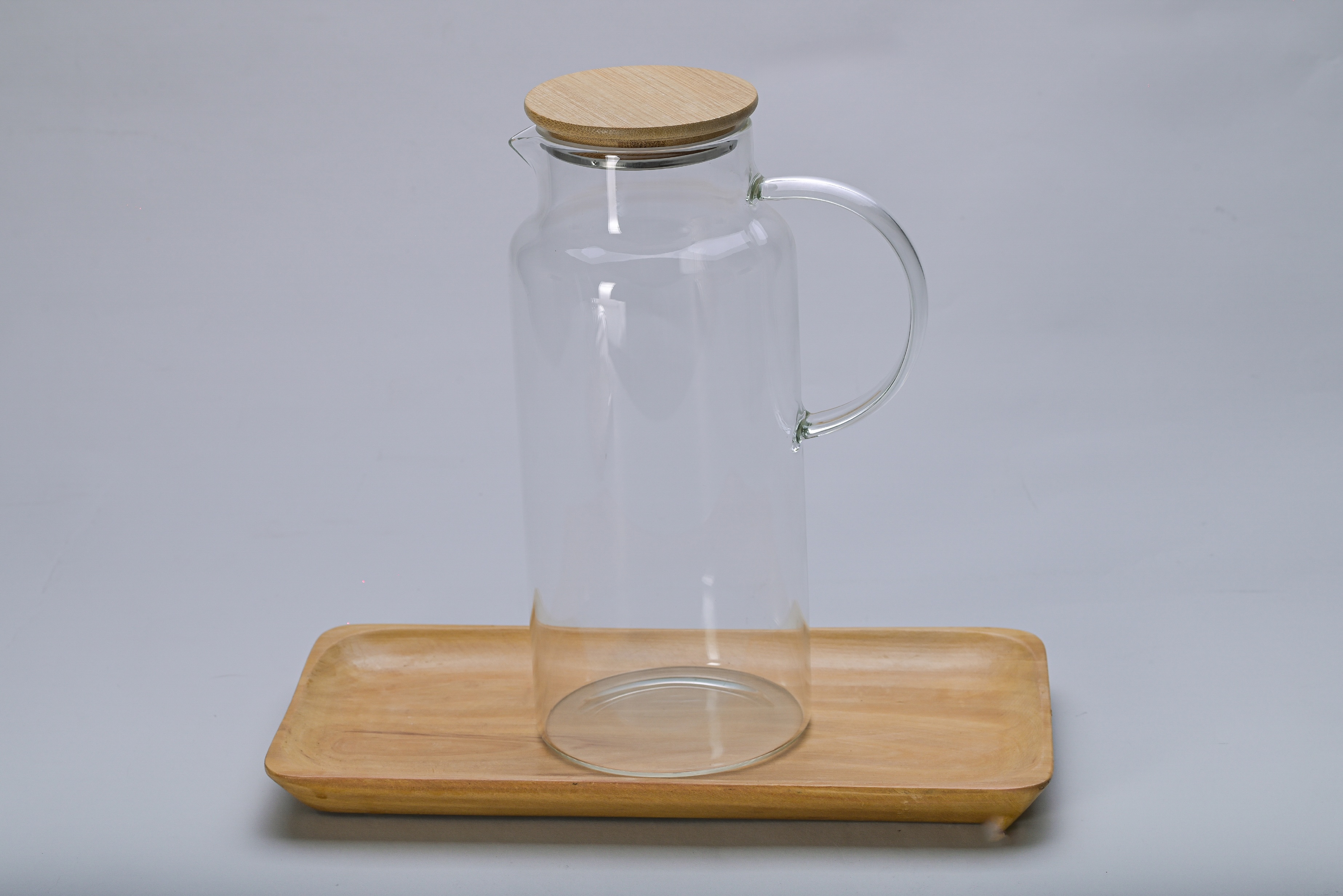 Jarra de vidrio con tapa de madera