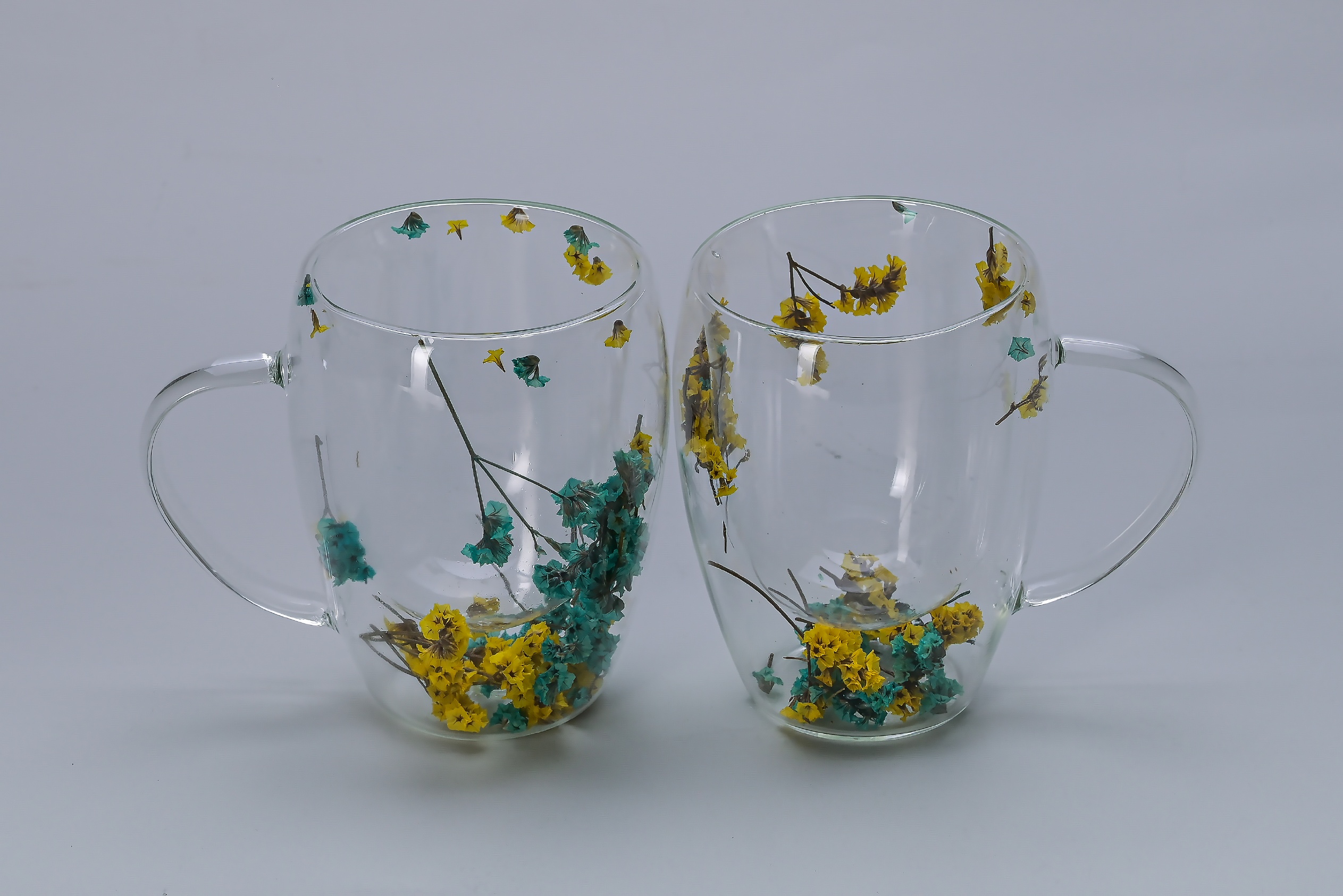 Tazas de doble vidrio con flores secas